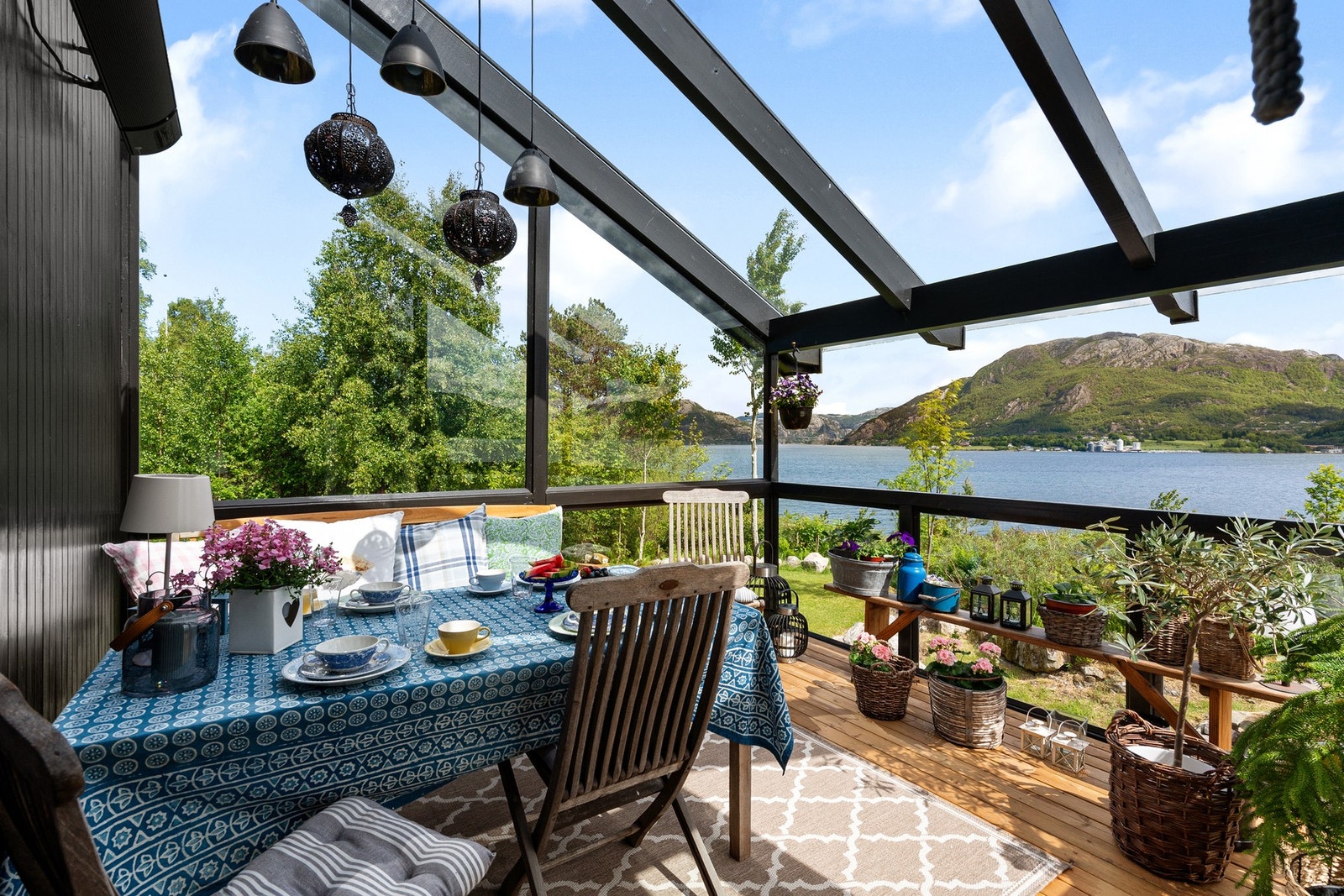 Fantastisk å nyte frokosten og fine stunder her. Her ser man over til Lysefjordbrua ved innløpet til Lysefjorden. Galleribilde