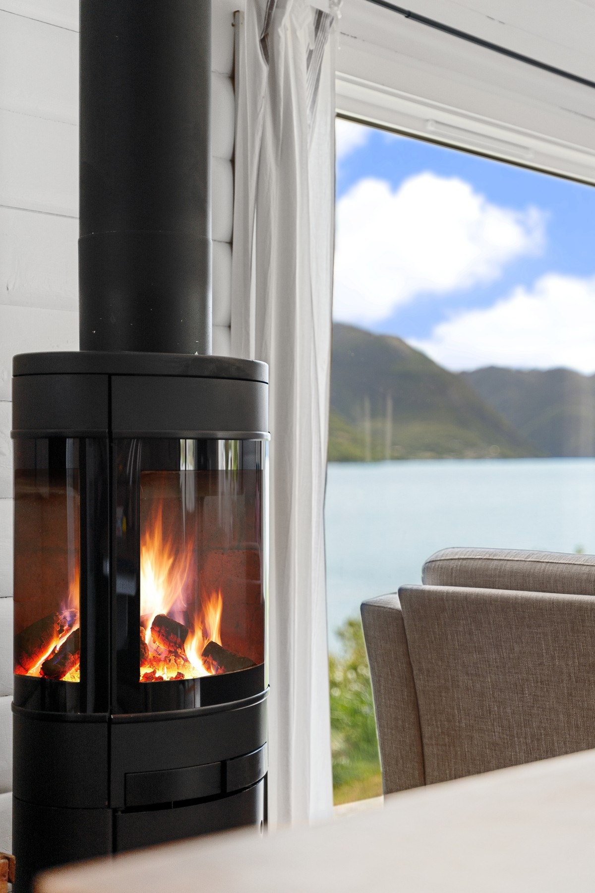 Peisovn med stålpipe installet i 2017. Galleribilde