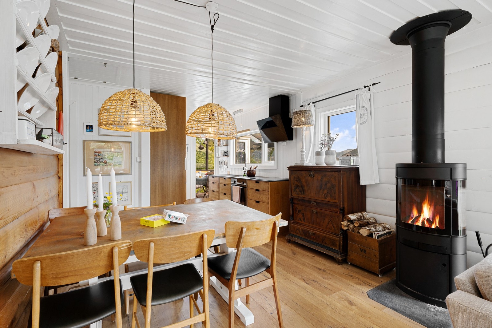 Stuen er sonedelt og med kjøkken i enden. Lun og fin atmosfære. Galleribilde