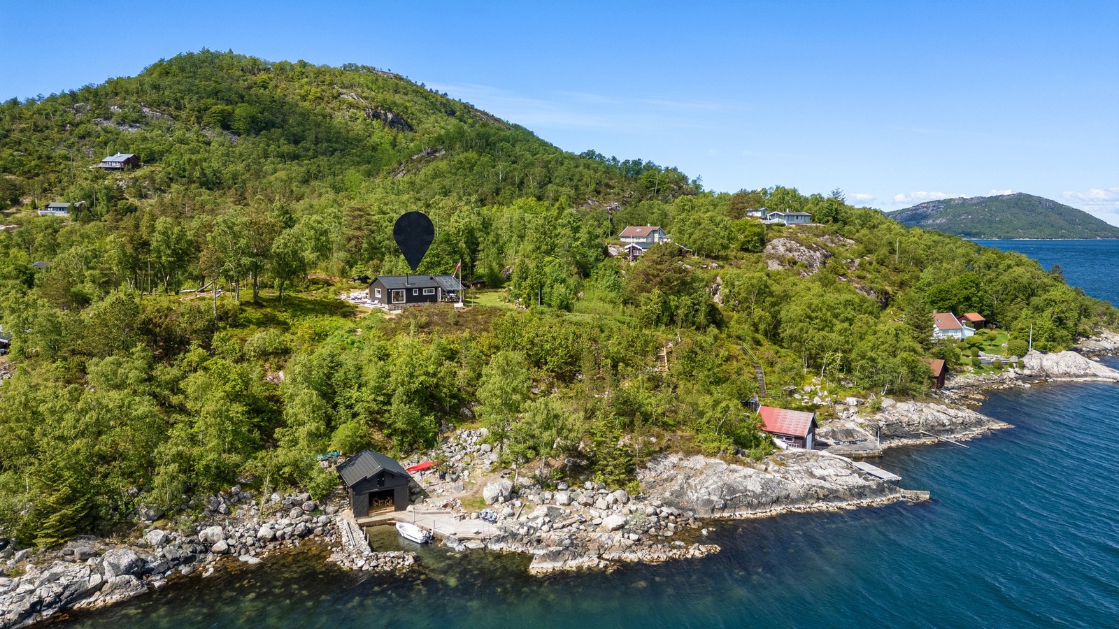 Nydelig beliggende ved Høgsfjorden. Naust og brygge. Galleribilde