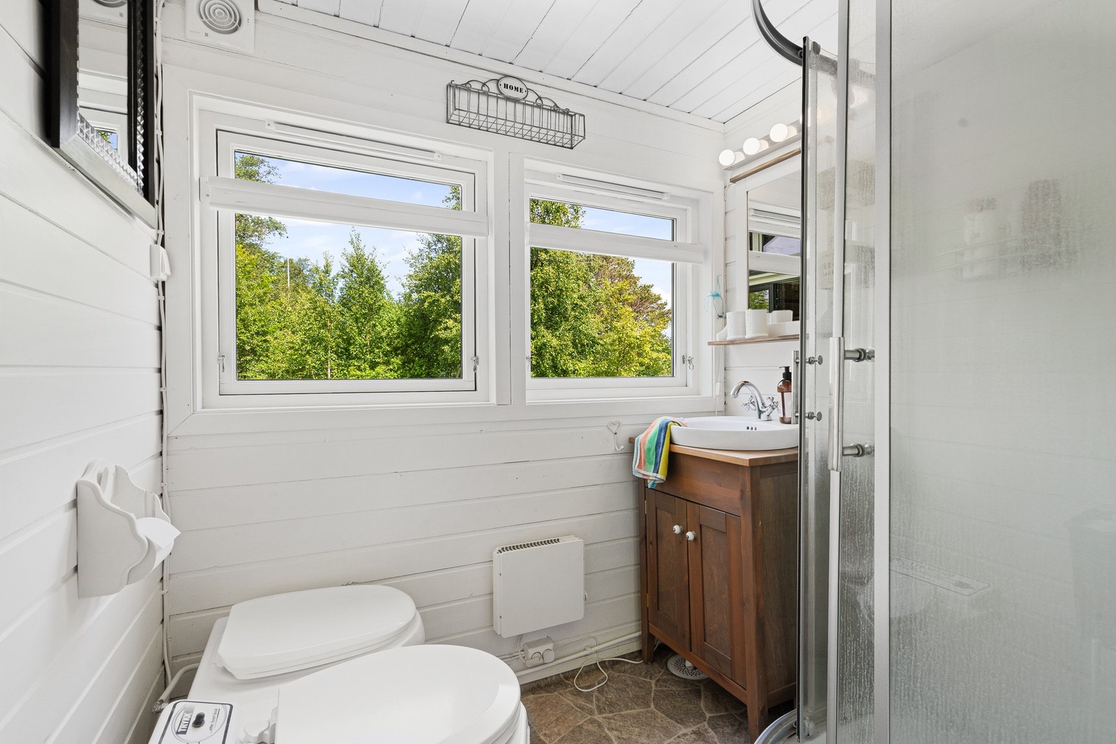 Baderom oppgradert i 2012. Incinolet forbrenningstoalett. Galleribilde