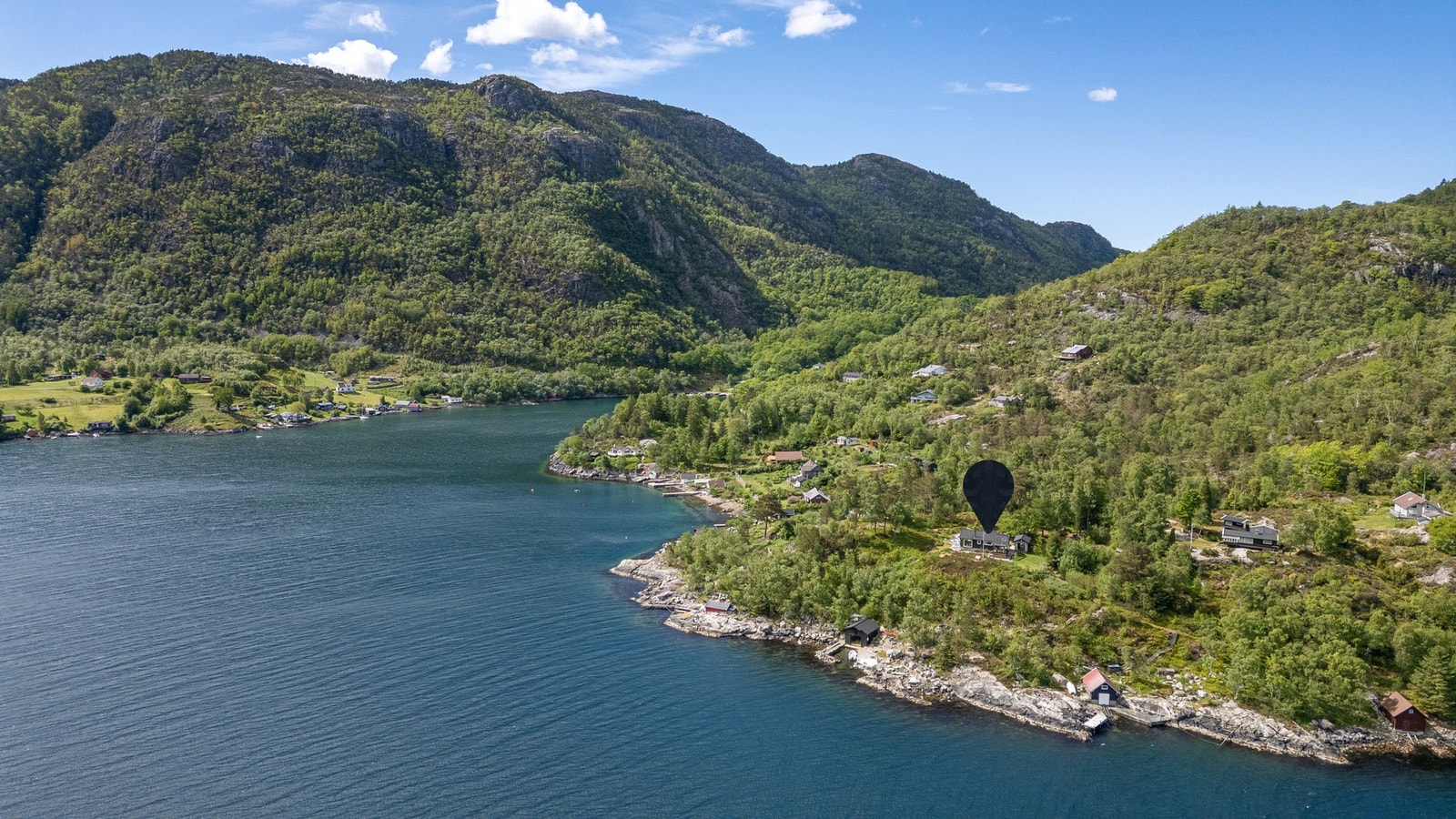 Parkering er innerst i Selvikvågen. Man går til hytten på sti på ca. 15 minutter, eller drar ut med egen båt. Rettighet til til bruk av brygge i Selvikvågen for av og pålessing. Eier har i tillegg leid båtplass der. Galleribilde