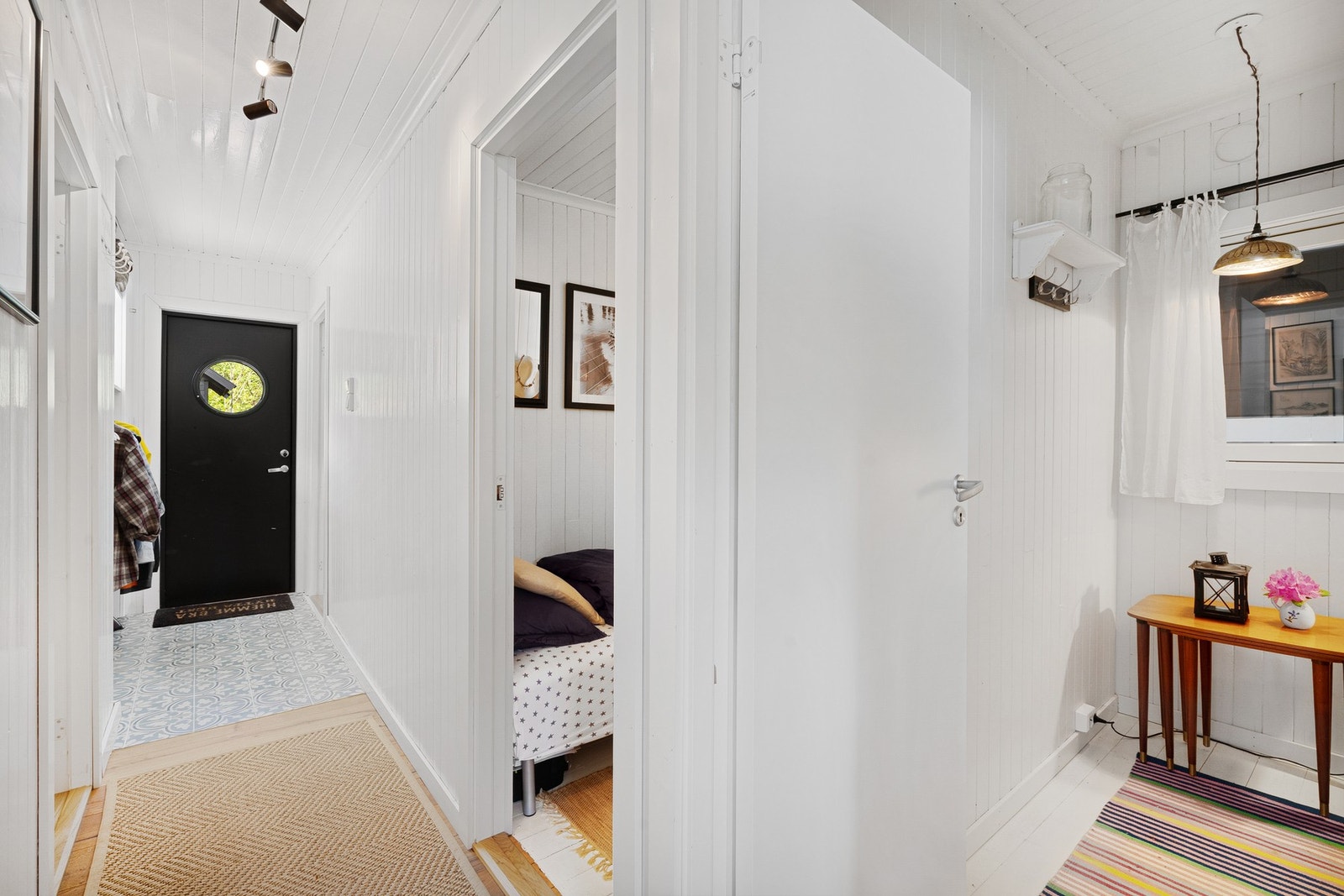 Hovedsoverommet ligger til venstre og de tre andre soverommene til høyre. Galleribilde