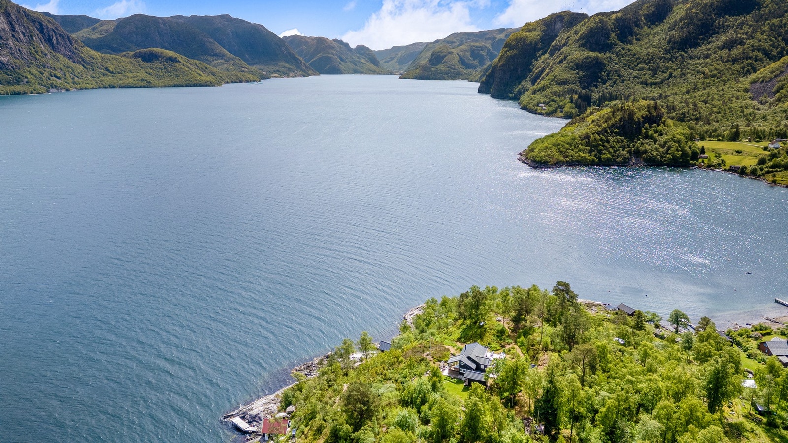 Eiendommen ligger vakkert til ved Høgsfjorden. Usjenert, lunt og solrikt. Galleribilde