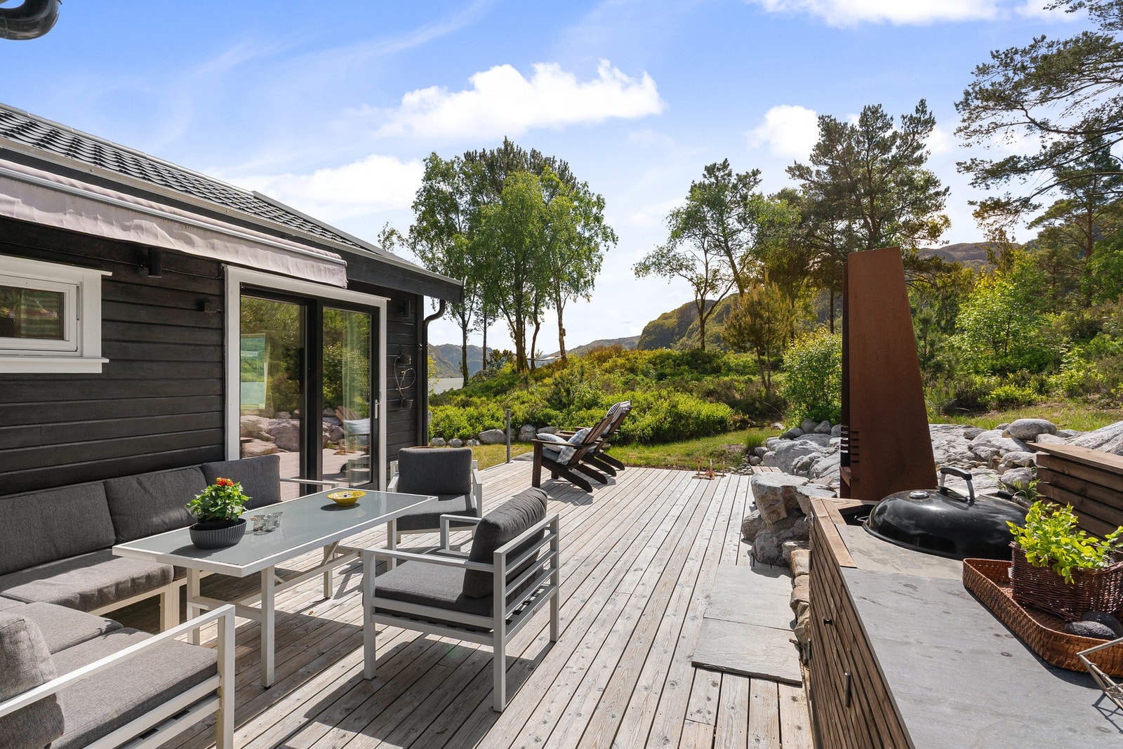 Lunt og solrikt i hytteveggen. Her er også markise ved behov. Galleribilde