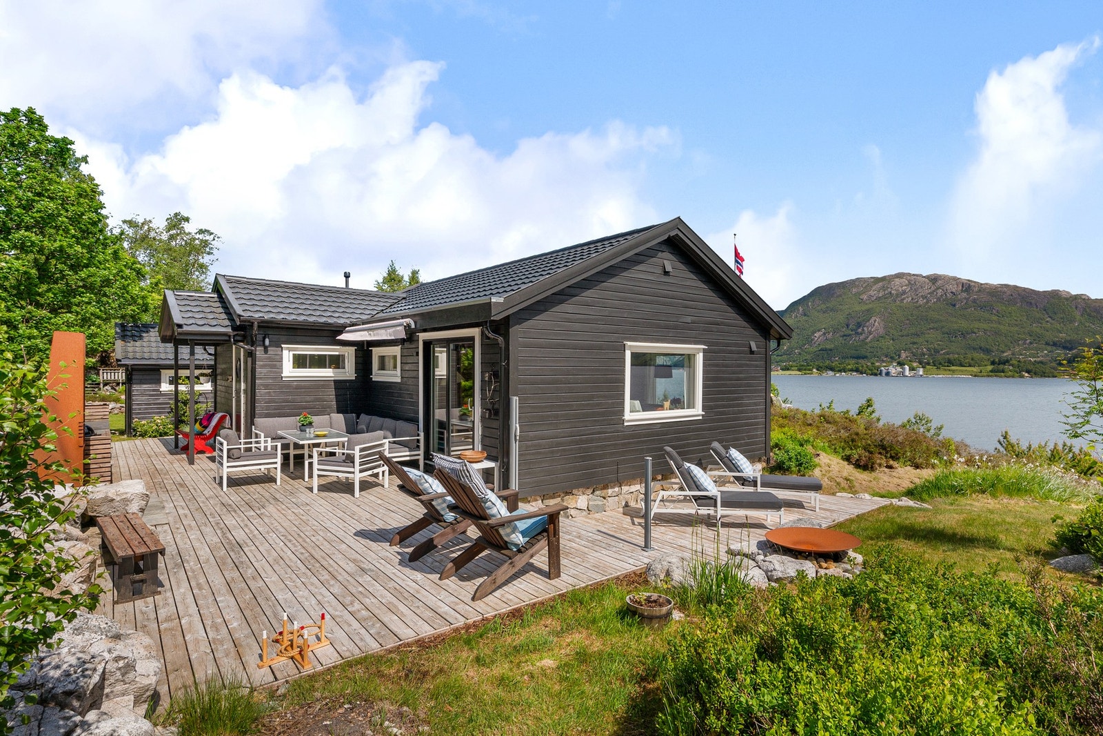 Det er levegg på hyttehjørnet som kan dras ut ved behov. Bålpanne for hyggelige kvelder. Galleribilde