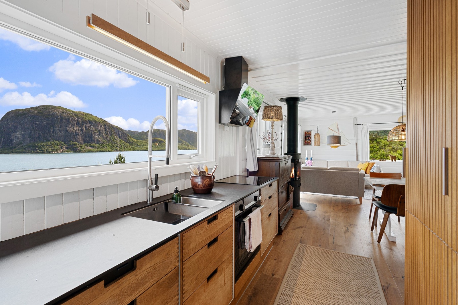 Herlig utsikt mens man kokkelerer eller rydder på kjøkkenet Galleribilde