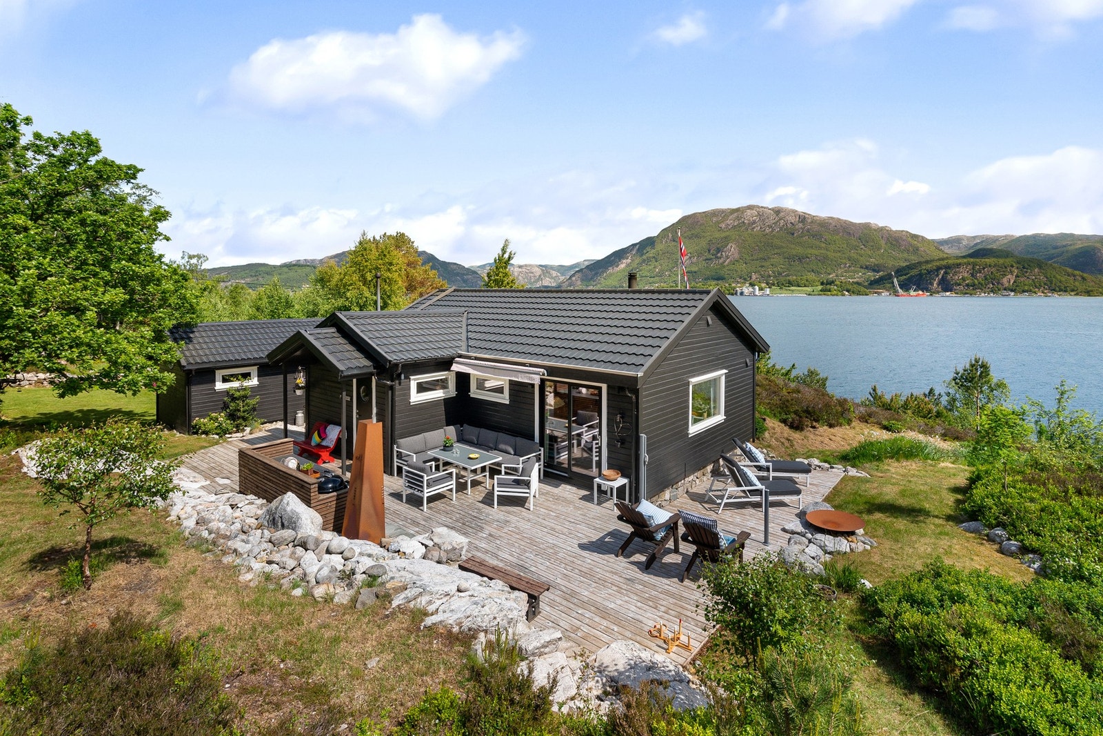 Det er store plattinger på flere sider. Lunt og solrikt. Galleribilde