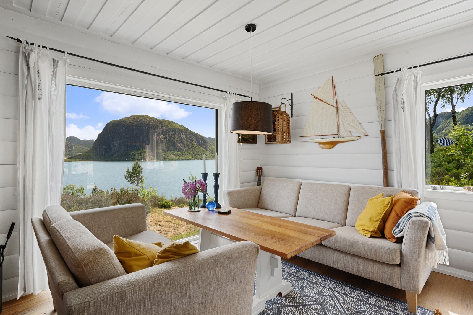 Nydelig å sitte ved det store vinduet Galleribilde