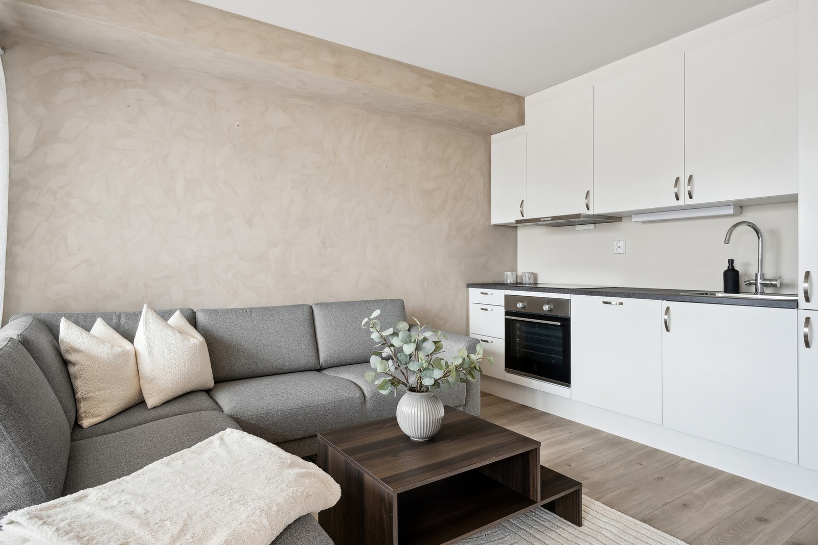 Der er åpen løsning mellom stuen og kjøkkenet Galleribilde