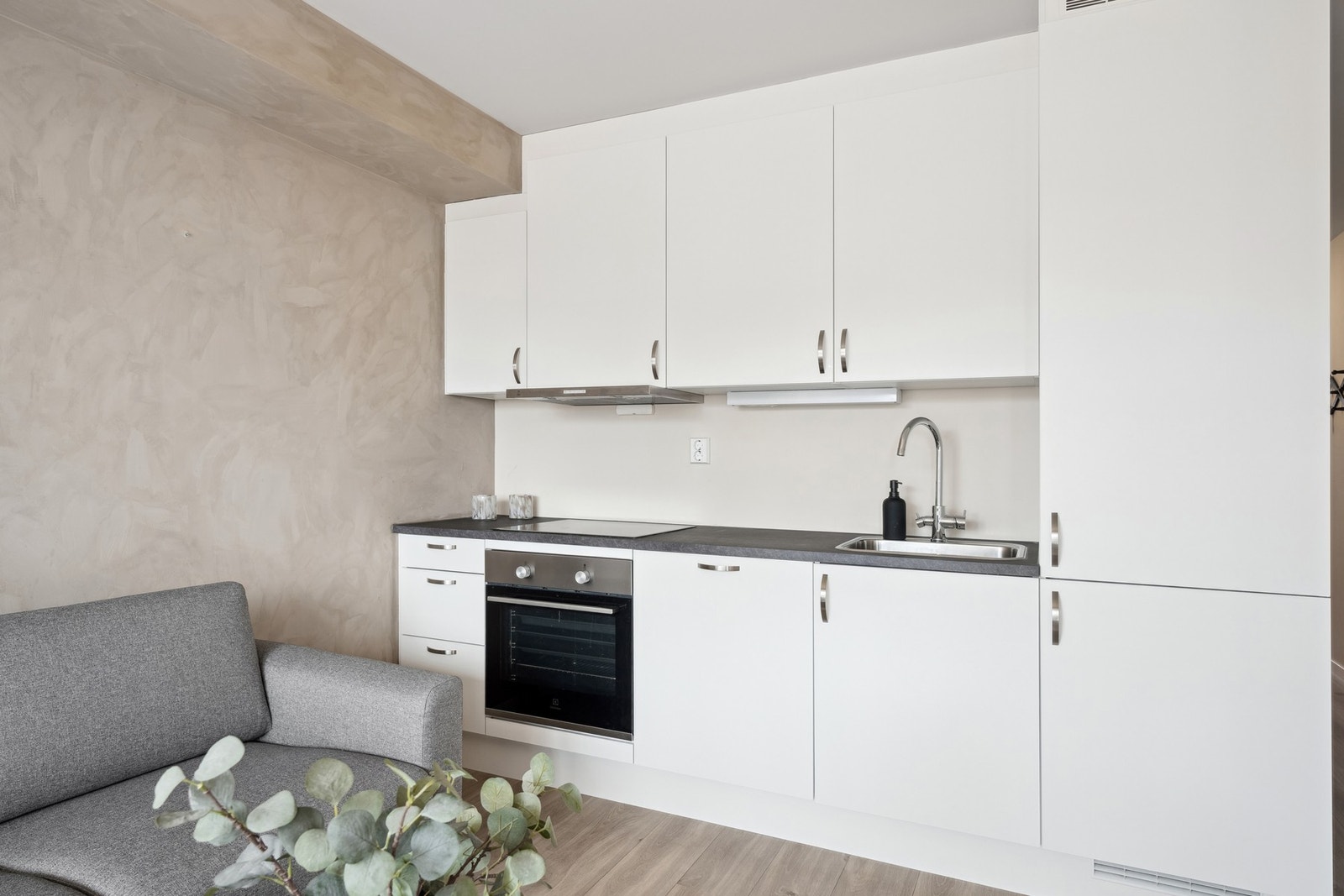 Kjøkkenet har integrert steketopp, stekeovn, oppvaskmaskin og kjøleskap Galleribilde