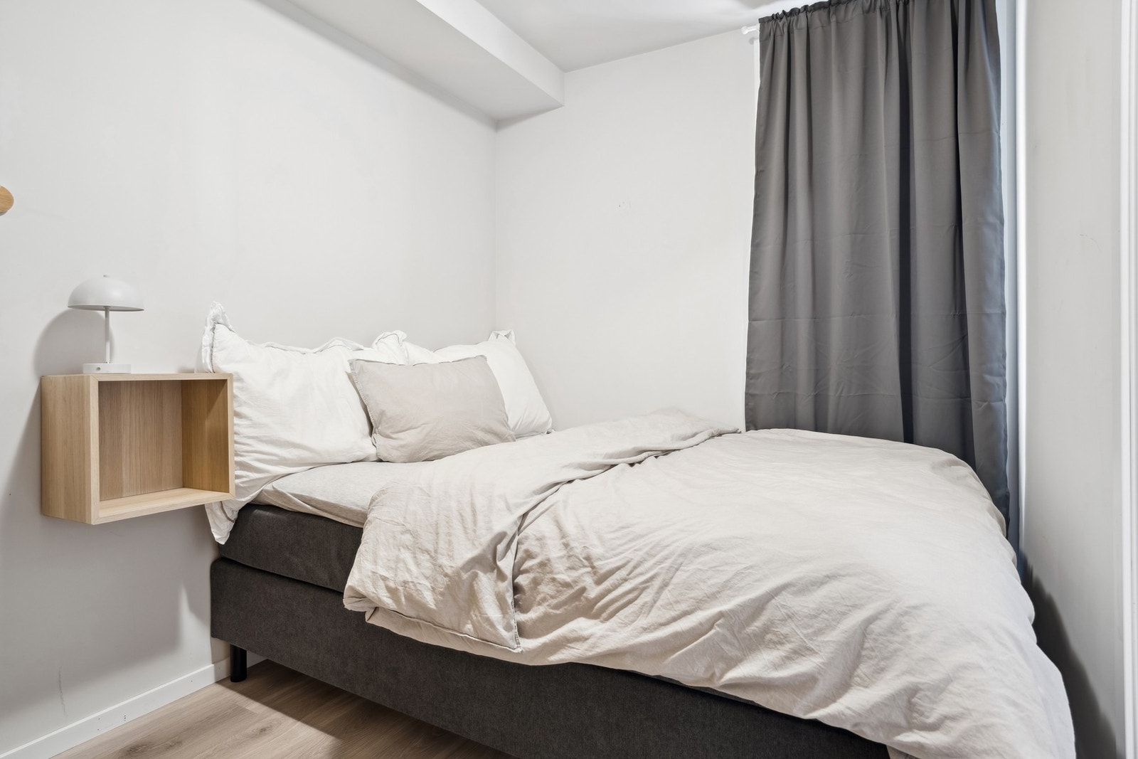 Soverommet har plass til dobbeltseng og nattbord Galleribilde