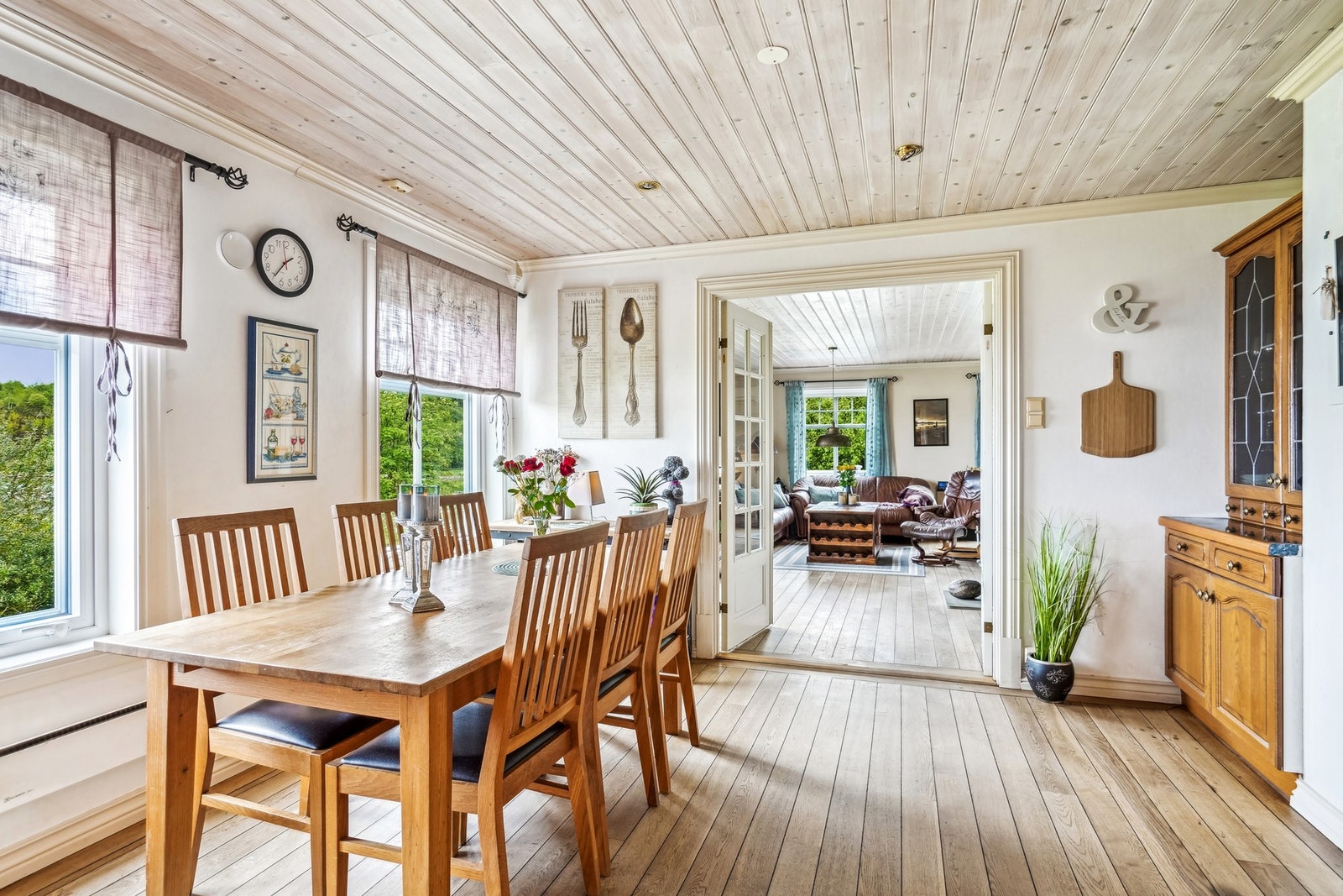 Flott utsikt fra spisebord mot sjøen Galleribilde