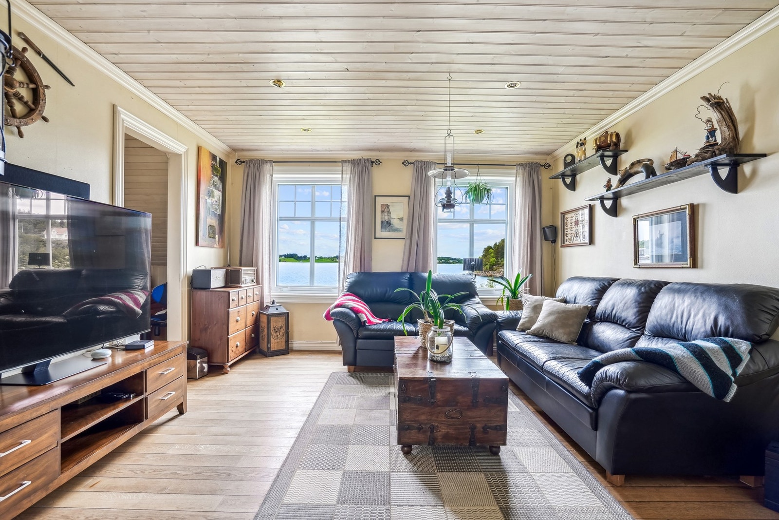 Stue i 2. etasje med stor vindusflater og nydelig utsikt Galleribilde