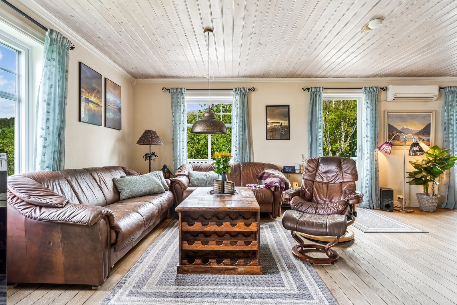 I stuen er gulvet av typen skipsgulv. Veggene er kledd med tapet, og himlingen har panel. Galleribilde