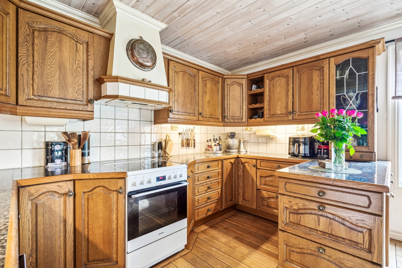 Veggoverflaten mellom over- og underskapene er flislagt for å beskytte mot søl og gjøre rengjøringen enklere Galleribilde