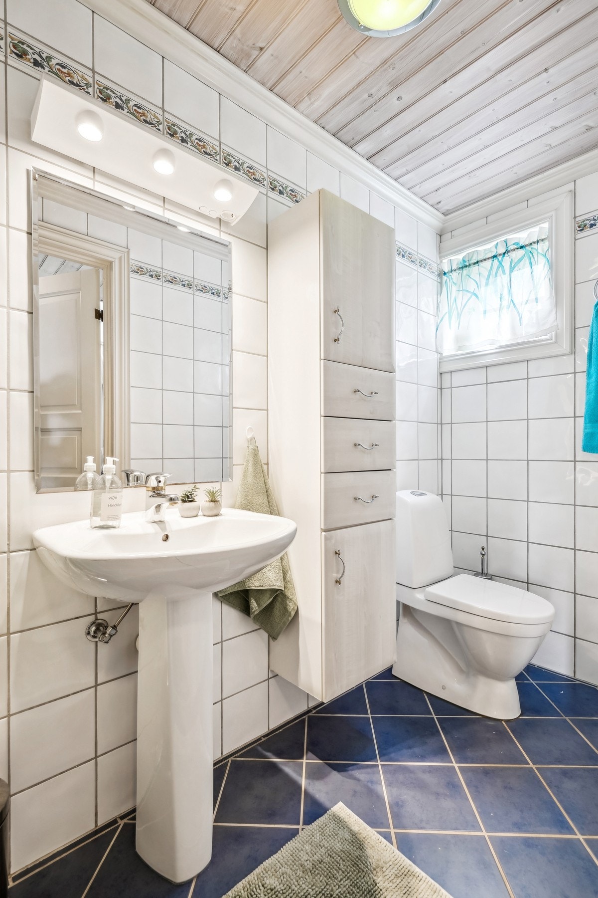 Badet har flislagte vegger og gulv, varmekabler i gulvet Galleribilde