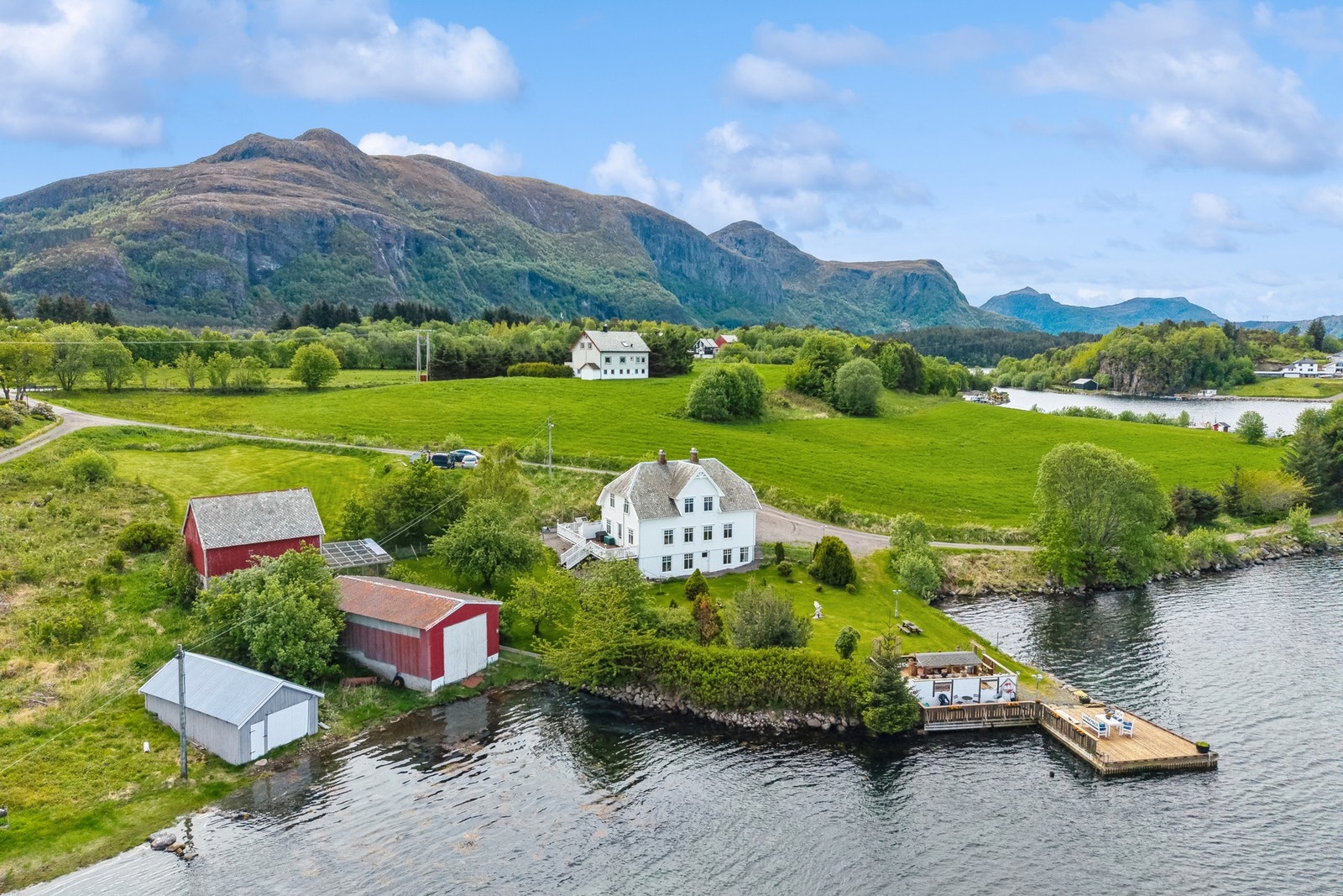 På eiendommen er det også stort naust Galleribilde
