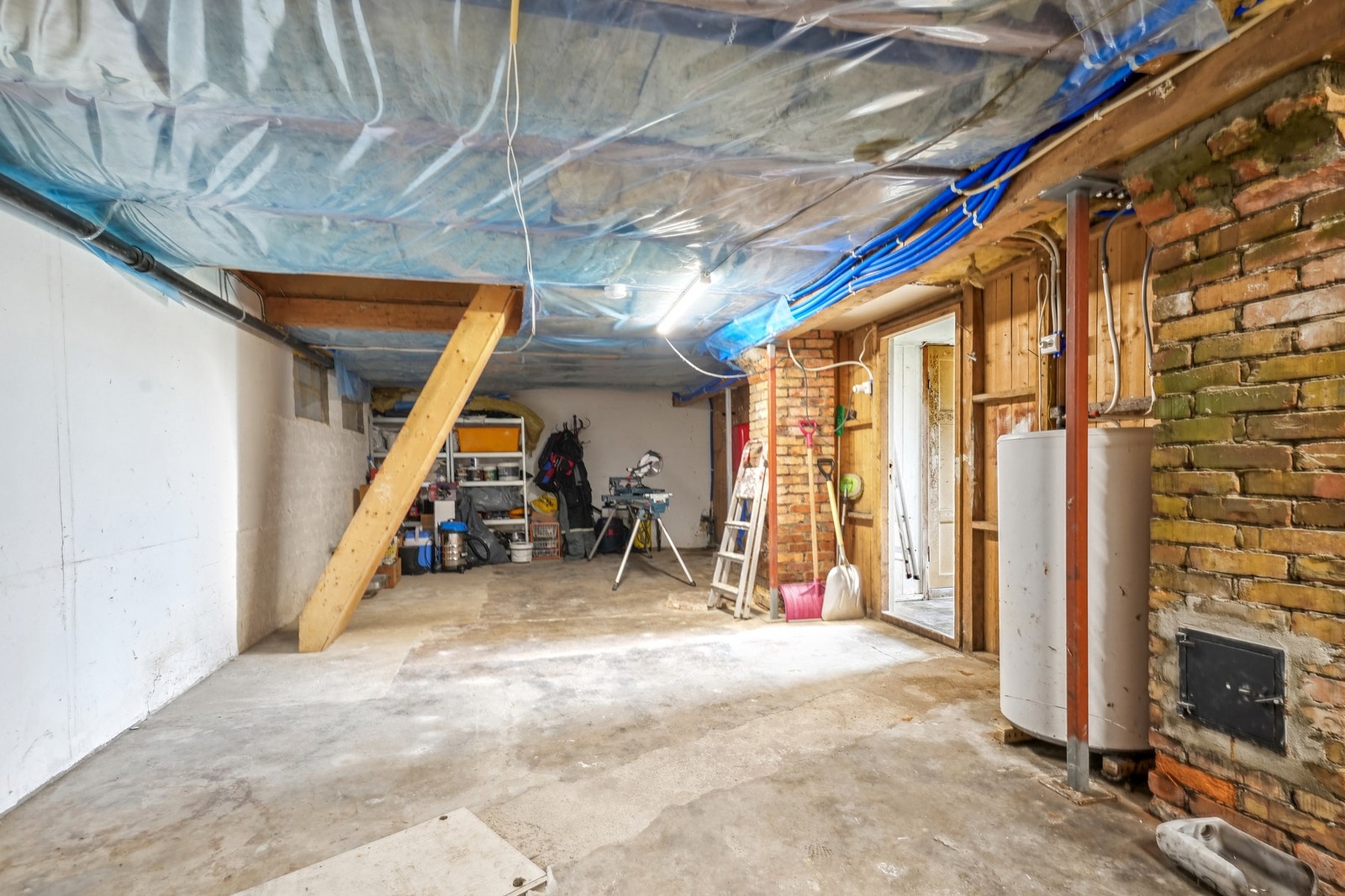 Lager i underetasje. Galleribilde