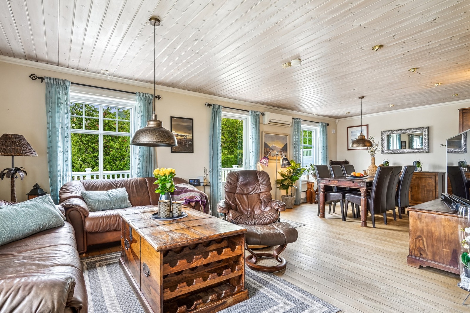 Romslig stue med utgang til veranda. Vedovn i stue, hvor pipe var rehabilitert i 2022. Galleribilde