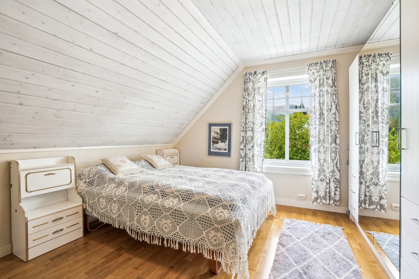 Soverom i 2. etasje med garderobe Galleribilde