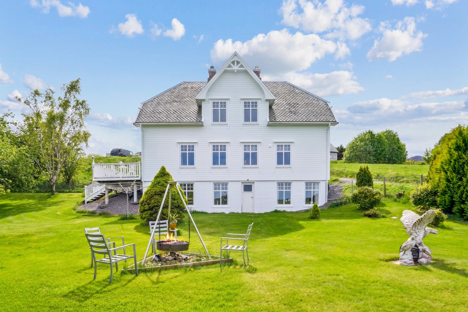 Boligen er på 3-plan og er totalt på 258 kvm Galleribilde