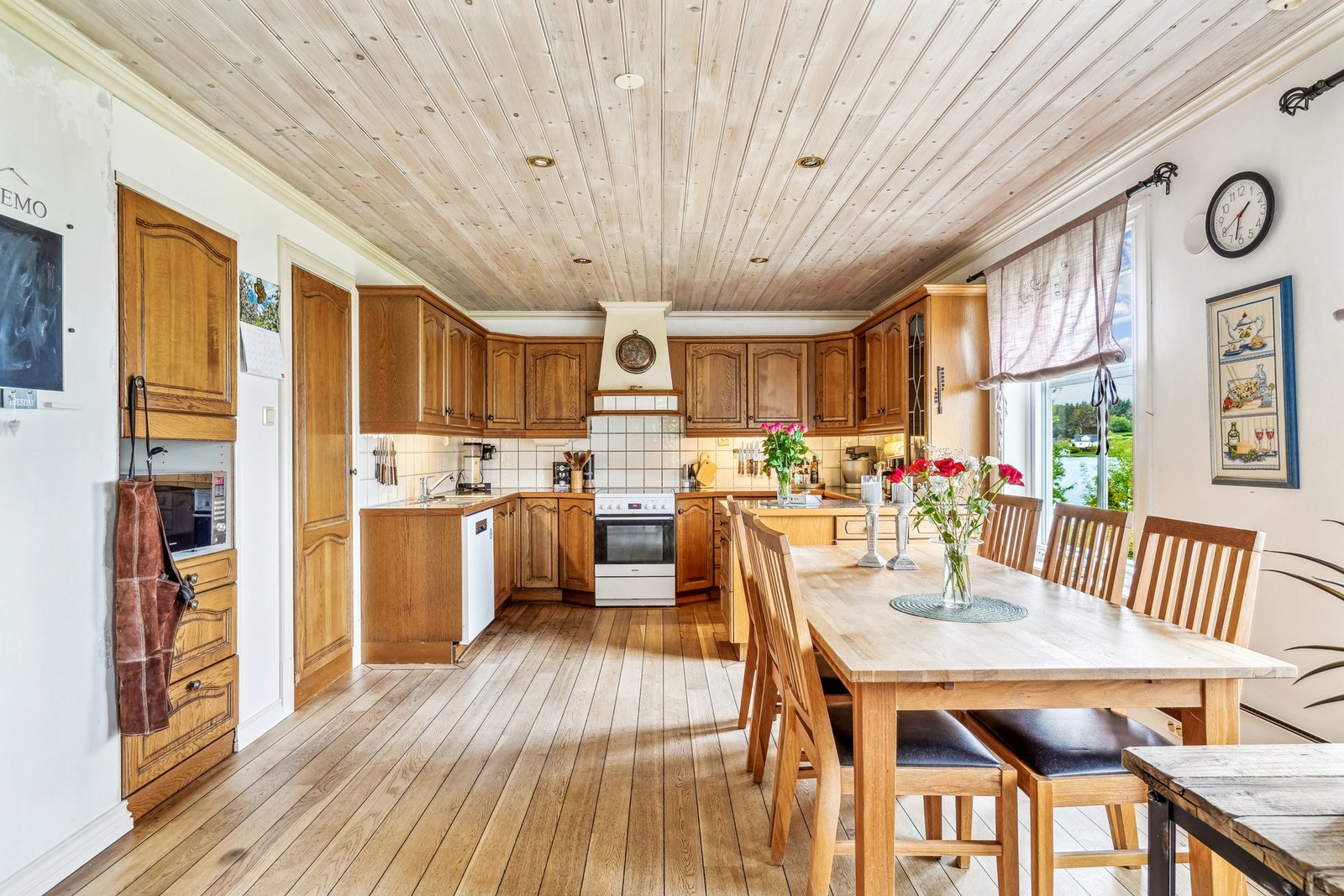 kjøkkenet utstyrt med frittstående
hvitevarer som komfyr og oppvaskmaskin, og et stort kjølerom. Her er det satt inn nytt kjøleaggregat i 2023 Galleribilde