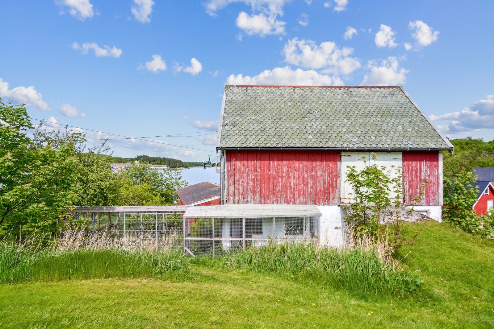 Låven har ukjent byggeår og fungerer i dag som lager Galleribilde