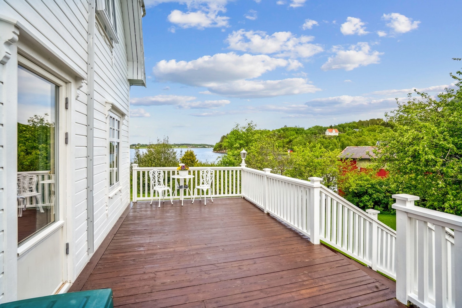 Verandaen er på cirka 59 m² og strekker seg fra østsiden til sørsiden av huset. Galleribilde