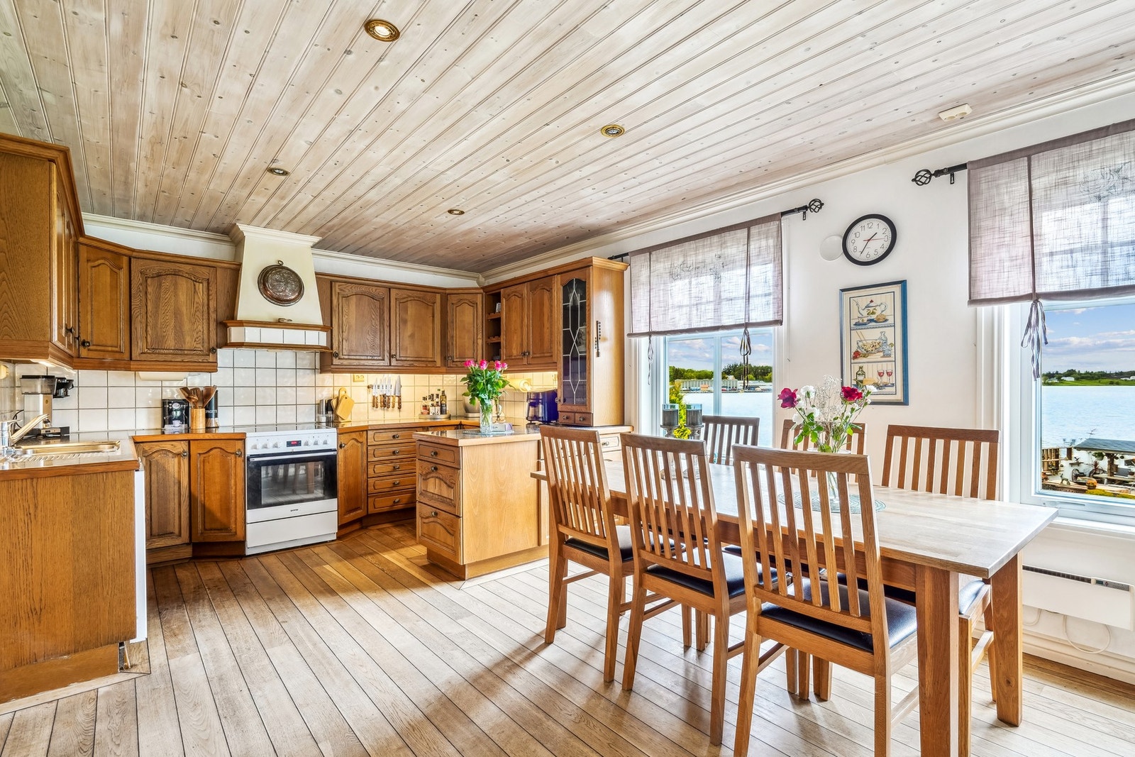 Kjøkkeninnredningen er fra JKE og har profilerte fronter samt en laminatbenkeplate Galleribilde