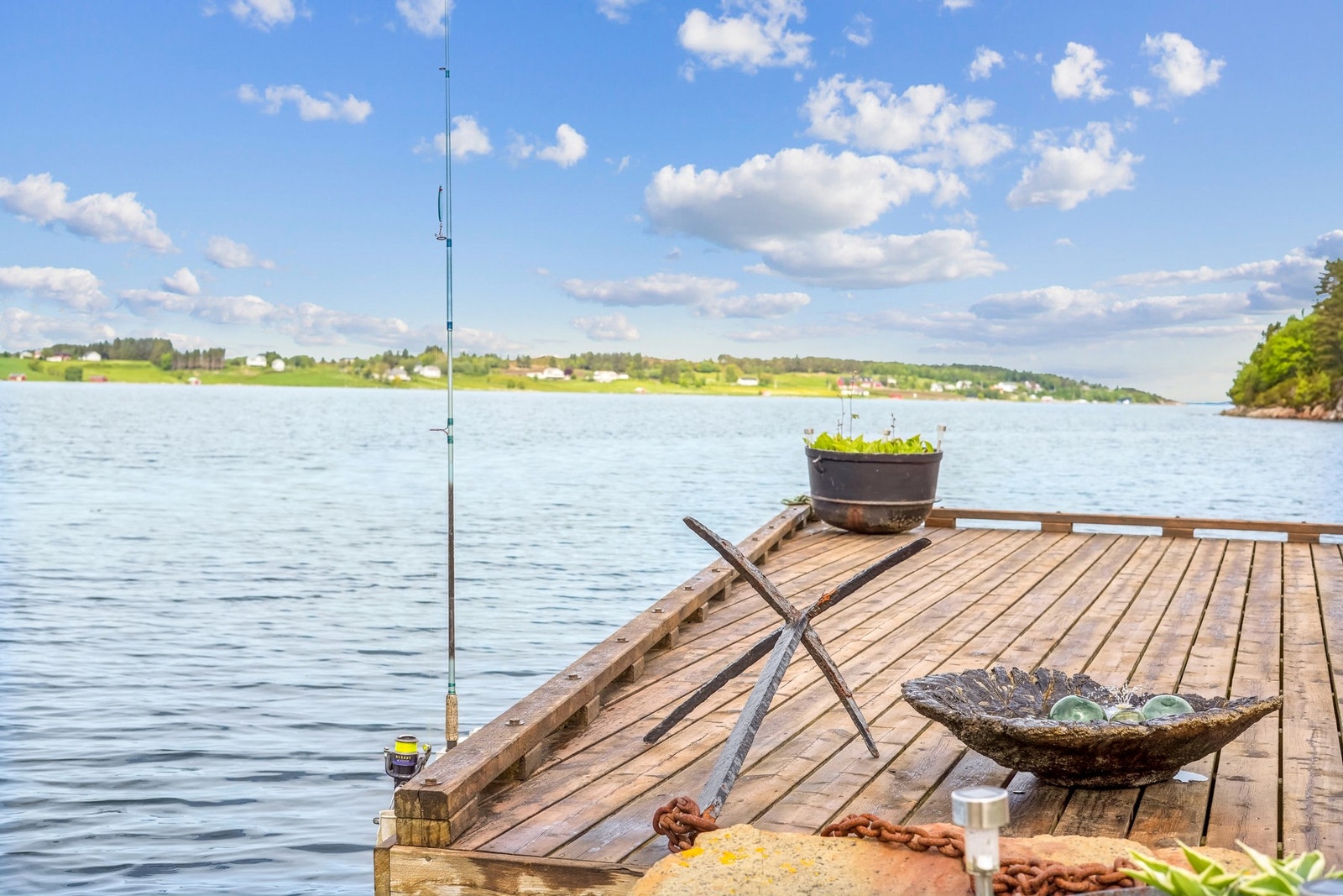 Eiendommen har en kai/brygge oppført i treverk, med et bryggedekke på cirka 54 m². Kaien er opprinnelig fra 1875, men ble i 2008 rehabilitert. Galleribilde