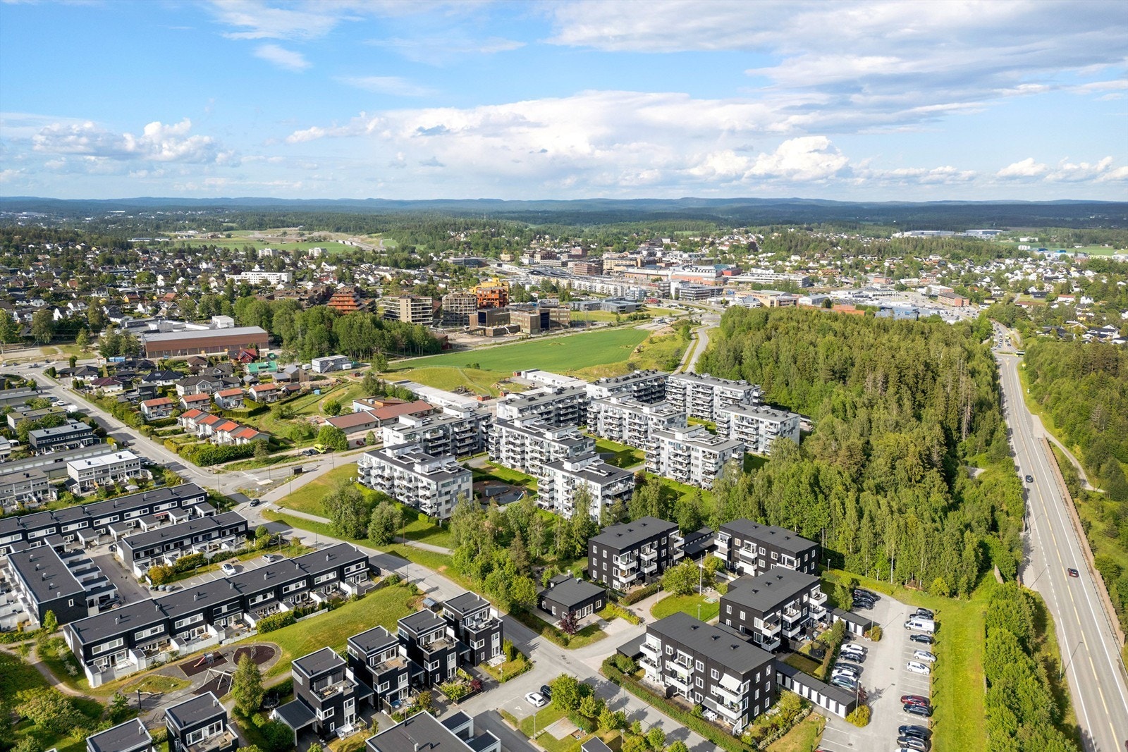 Ski sentrum og Follobanen i bakgrunnen Galleribilde