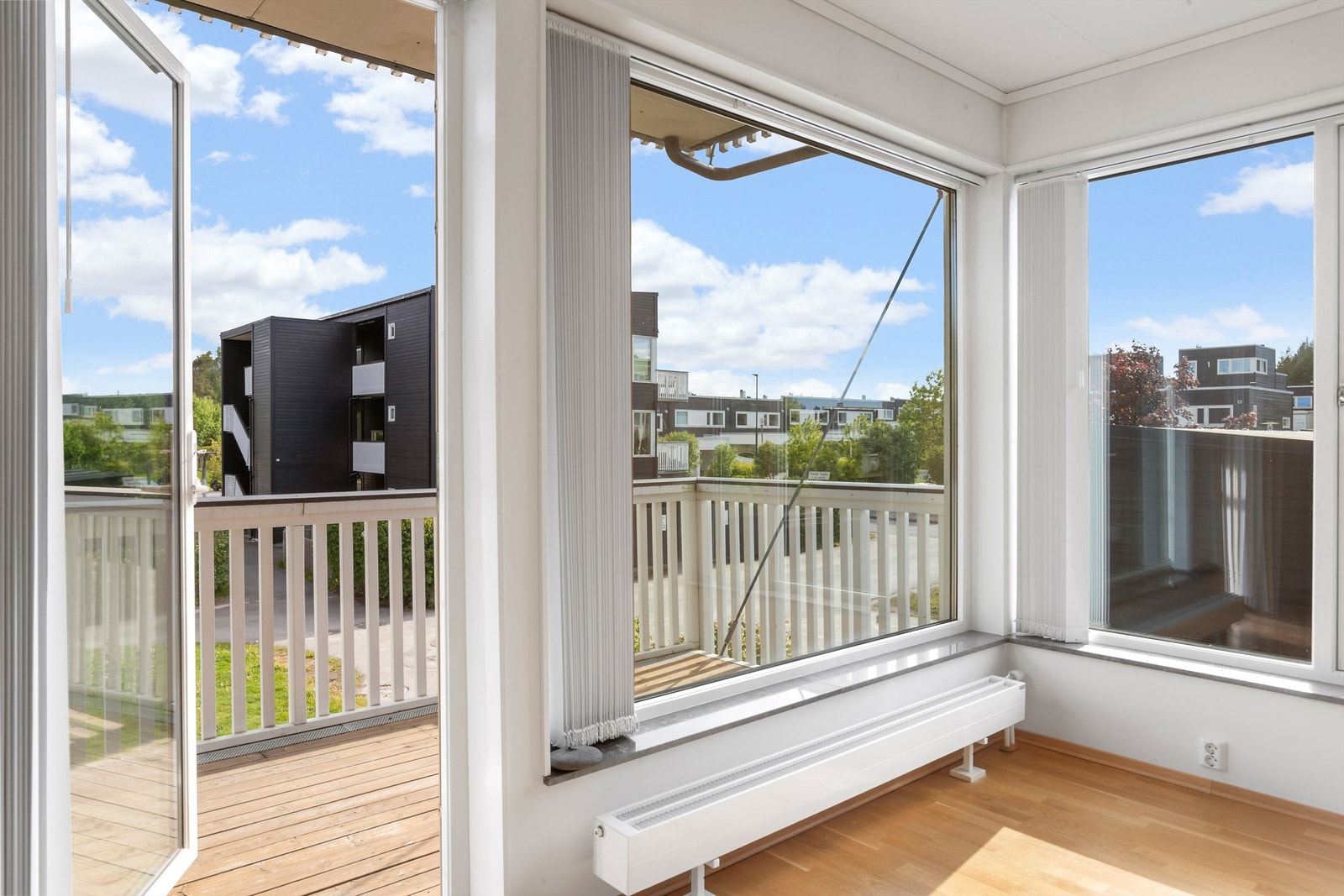 Utgang til balkong fra stuen Galleribilde