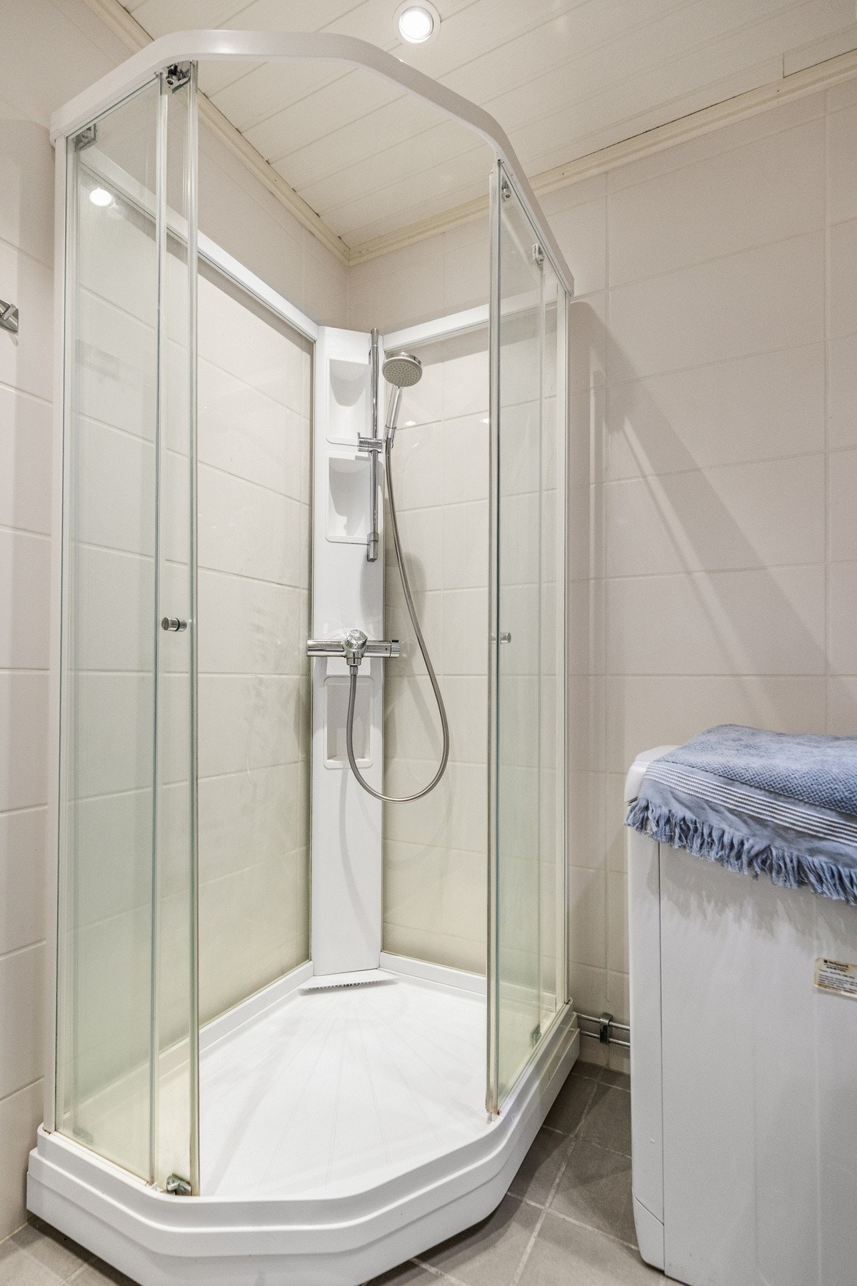 Badet holder et tidløst preg med sine lyse farger Galleribilde