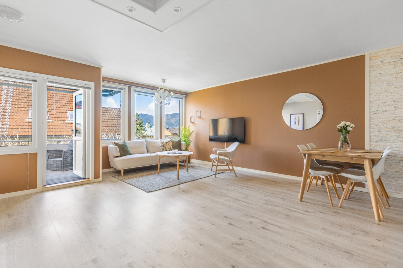 Boligen byr på lyse og romslige rom og holder en gjennomgående god standard Galleribilde