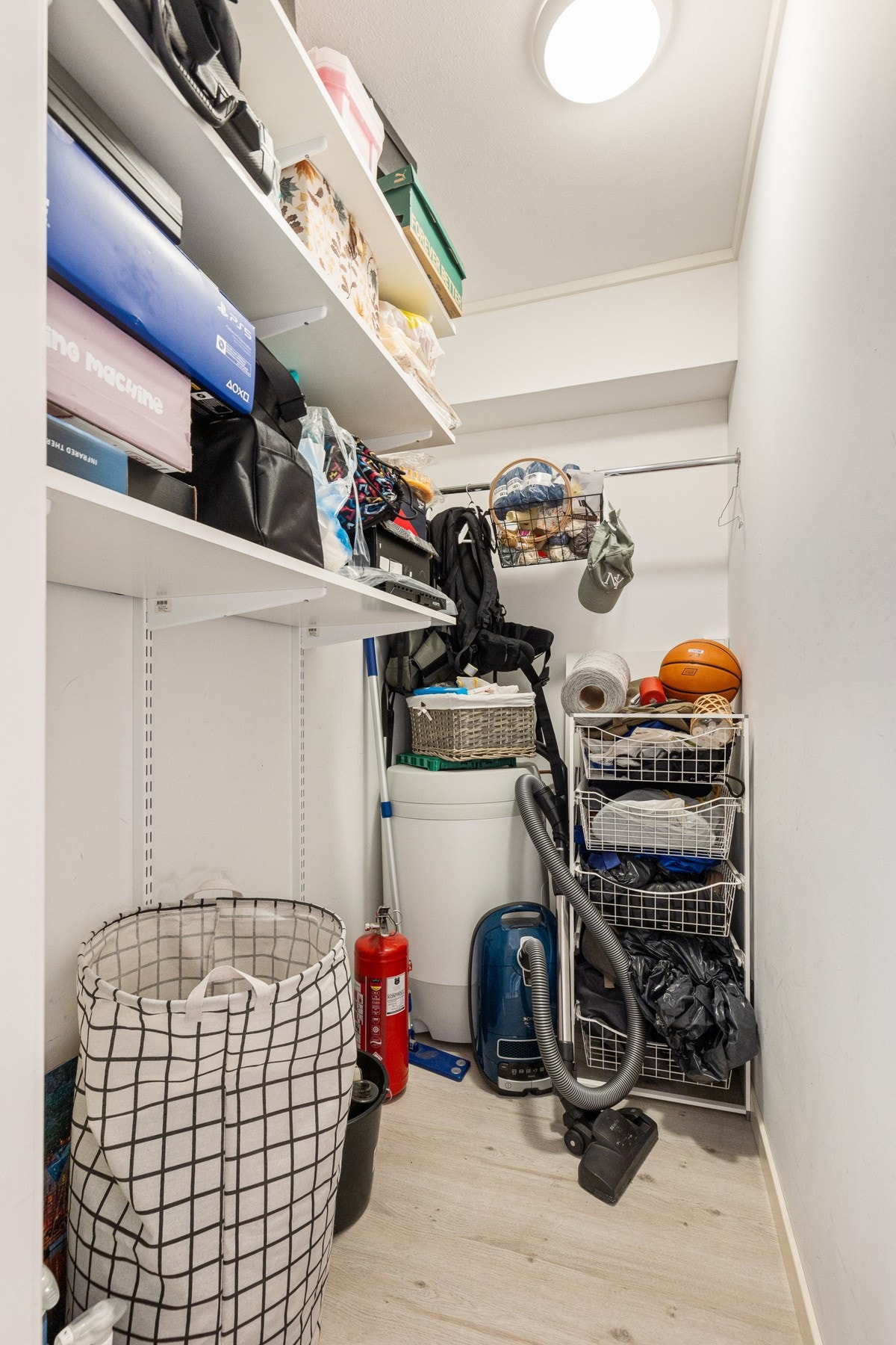 Innvendig bod med gode oppbevaringsmuligheter Galleribilde