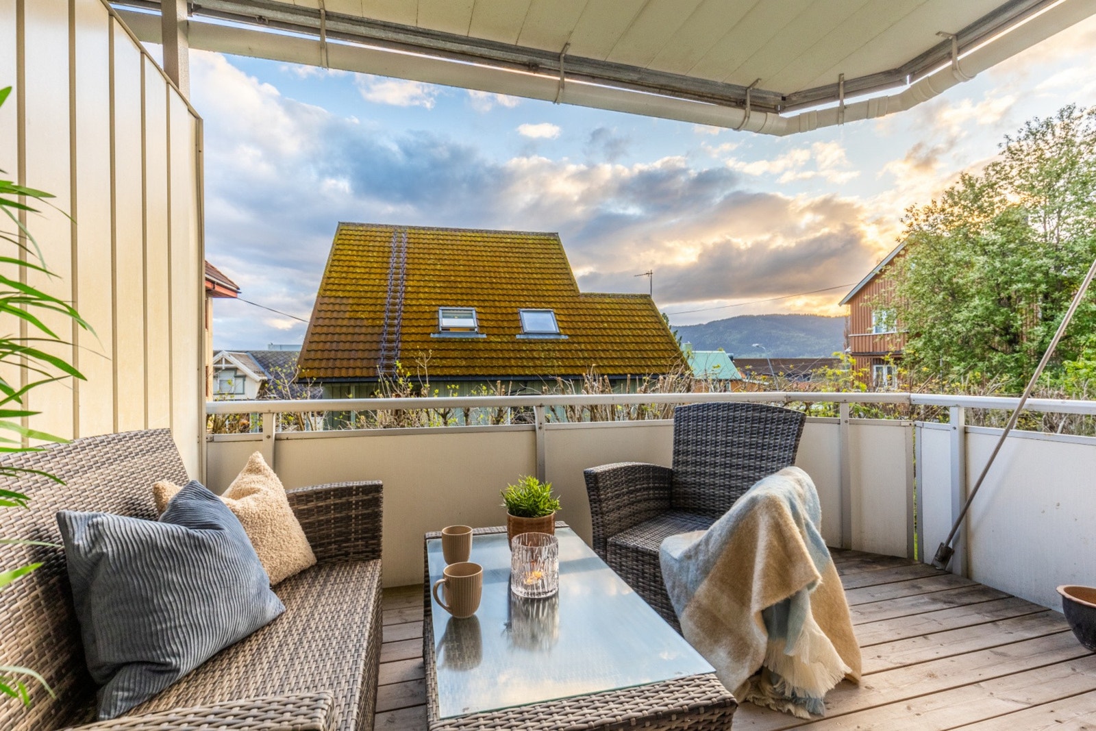 Balkongen blir en naturlig forlengelse av stuen i sommermånedene Galleribilde