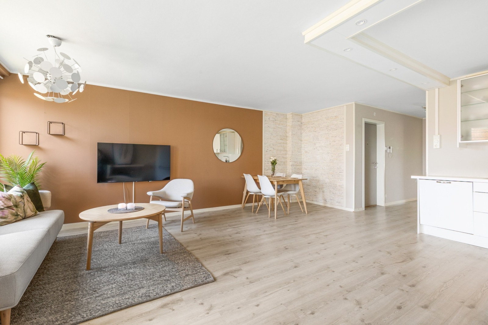 Stuen rommer god plass til sofagruppe og spisebord med tilhørende møblement Galleribilde