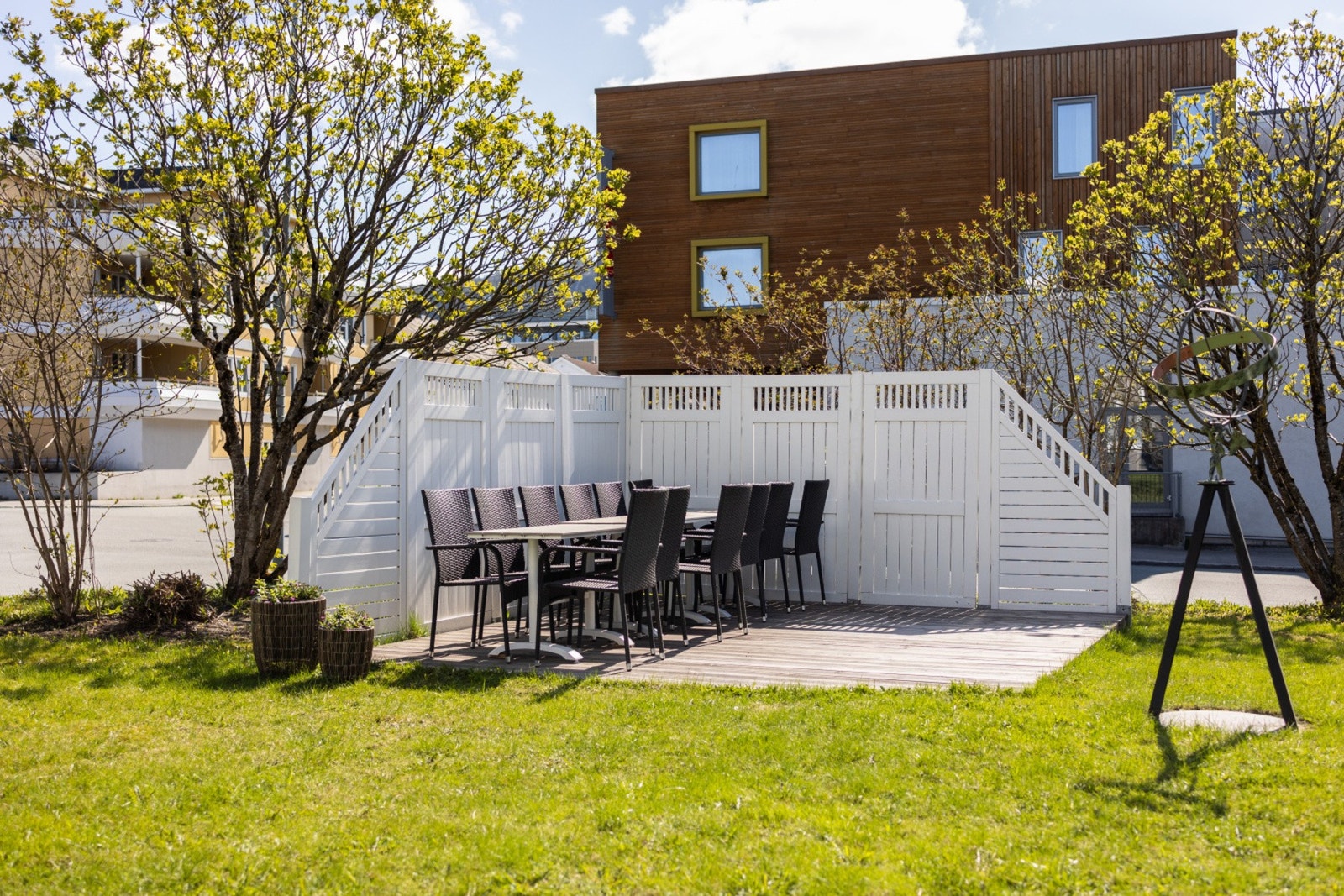 Hyggelig sittegruppe ute for andelseierne i borettslaget Galleribilde