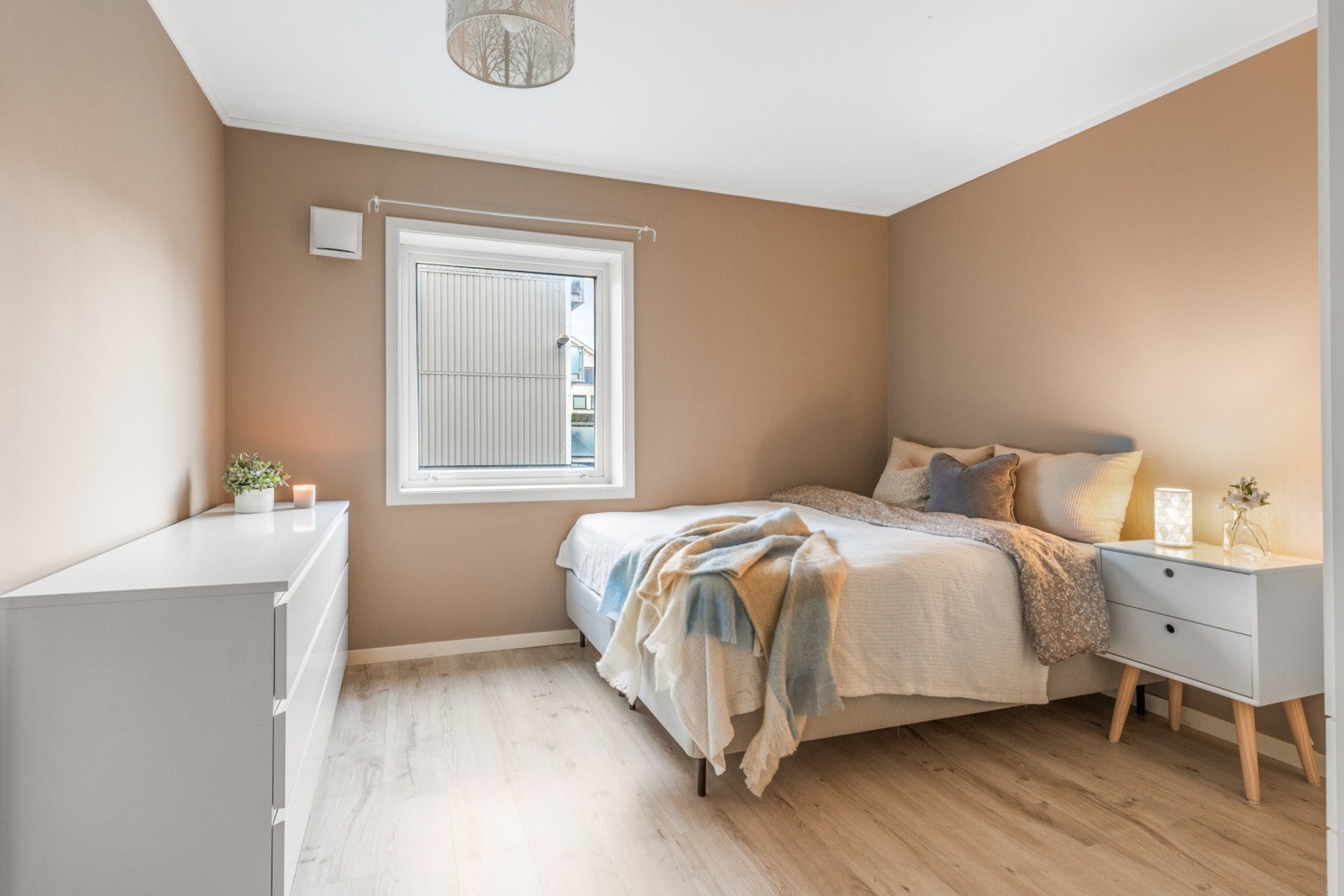 Soverommet er av god størrelse og rommer plass til dobbeltseng, nattbord og garderobeløsning Galleribilde