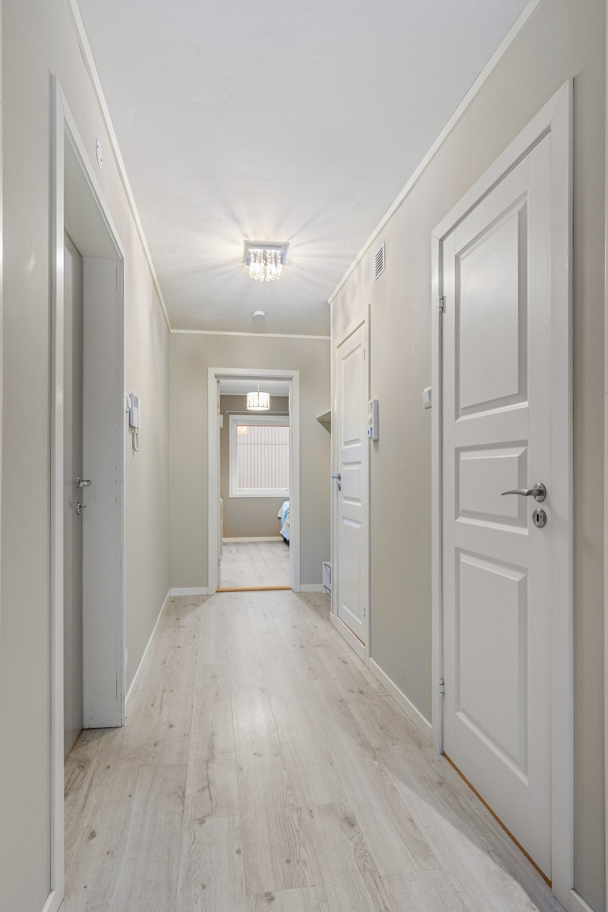 Lys og innbydende entré hvor du enkelt kan henge fra deg yttertøyet Galleribilde