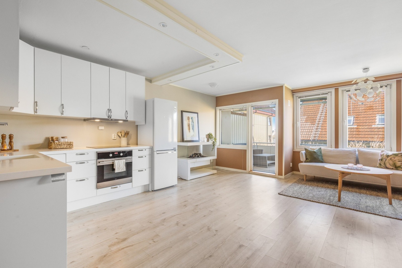 Store vindusflater som gir boligen godt med naturlig lys inn Galleribilde