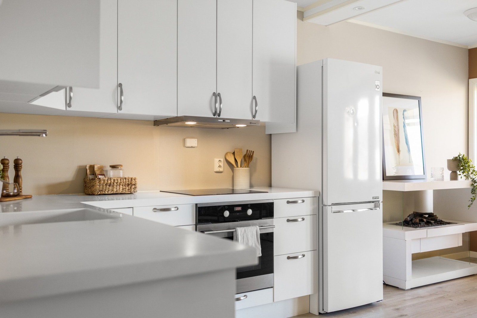 Kjøkkenet har godt med skap- og benkeplass og holder et tidløst preg med sine lyse, slette fronter Galleribilde