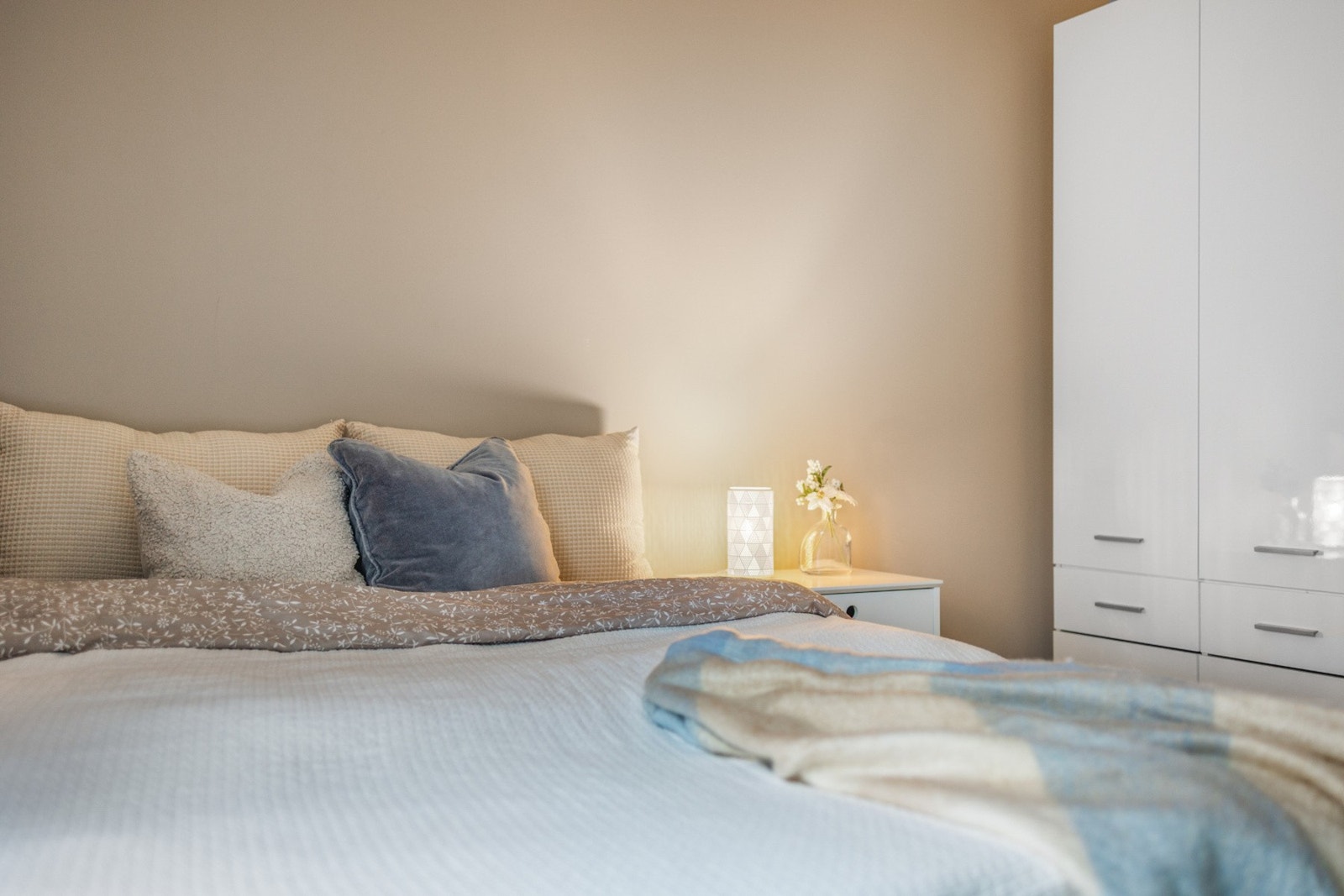 Praktisk garderobeskap som gir godt med oppbevaring Galleribilde