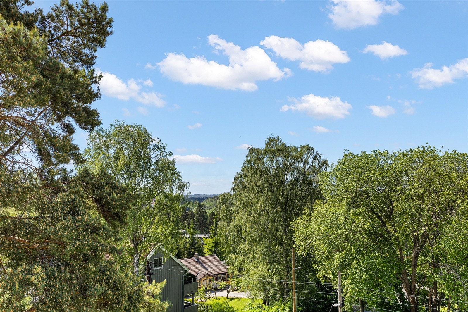 Boligen ligger høyt i terrenget og har fint utsyn og gode solforhold Galleribilde