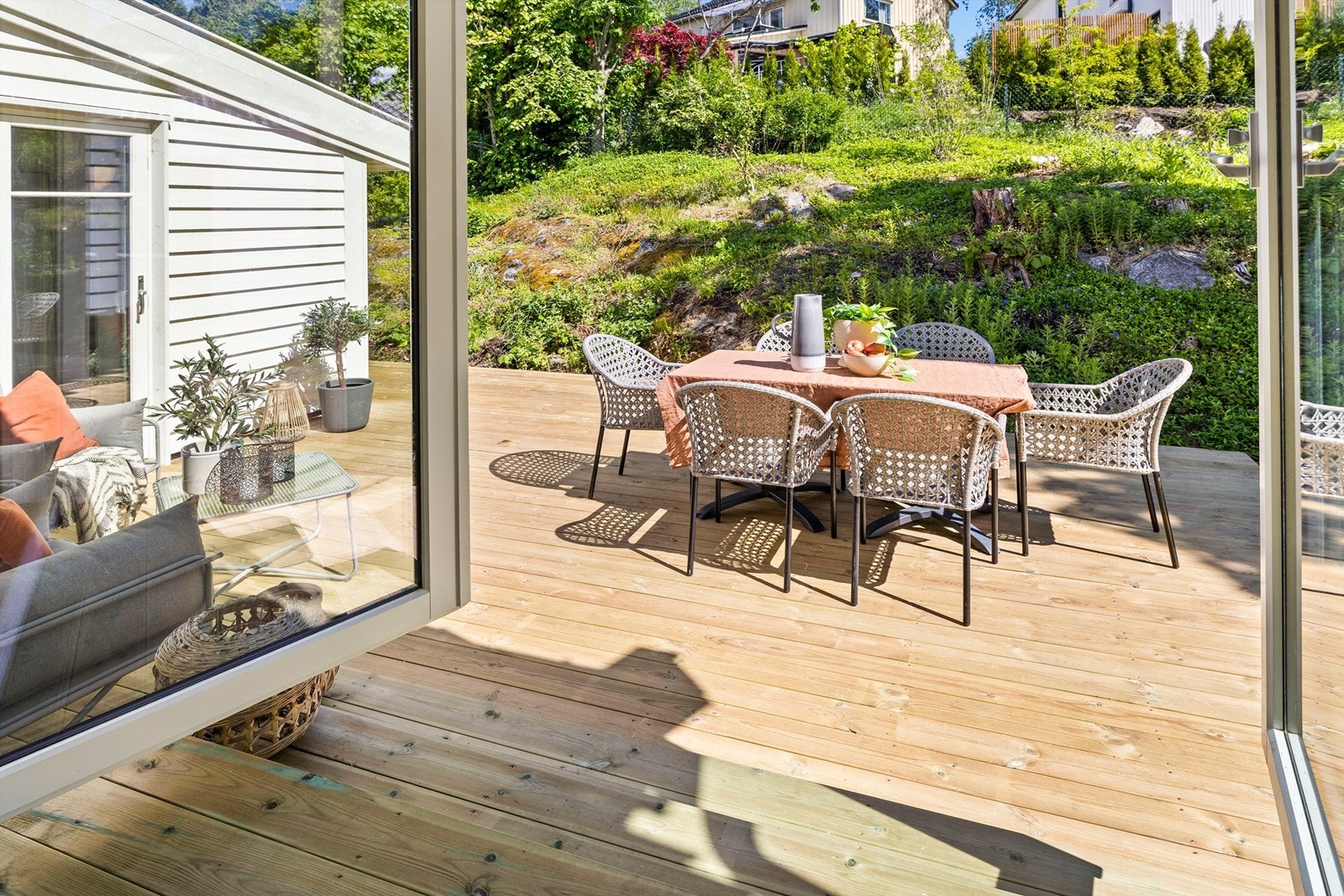 Adkomst fra kjøkkenet til romslig terrasse Galleribilde