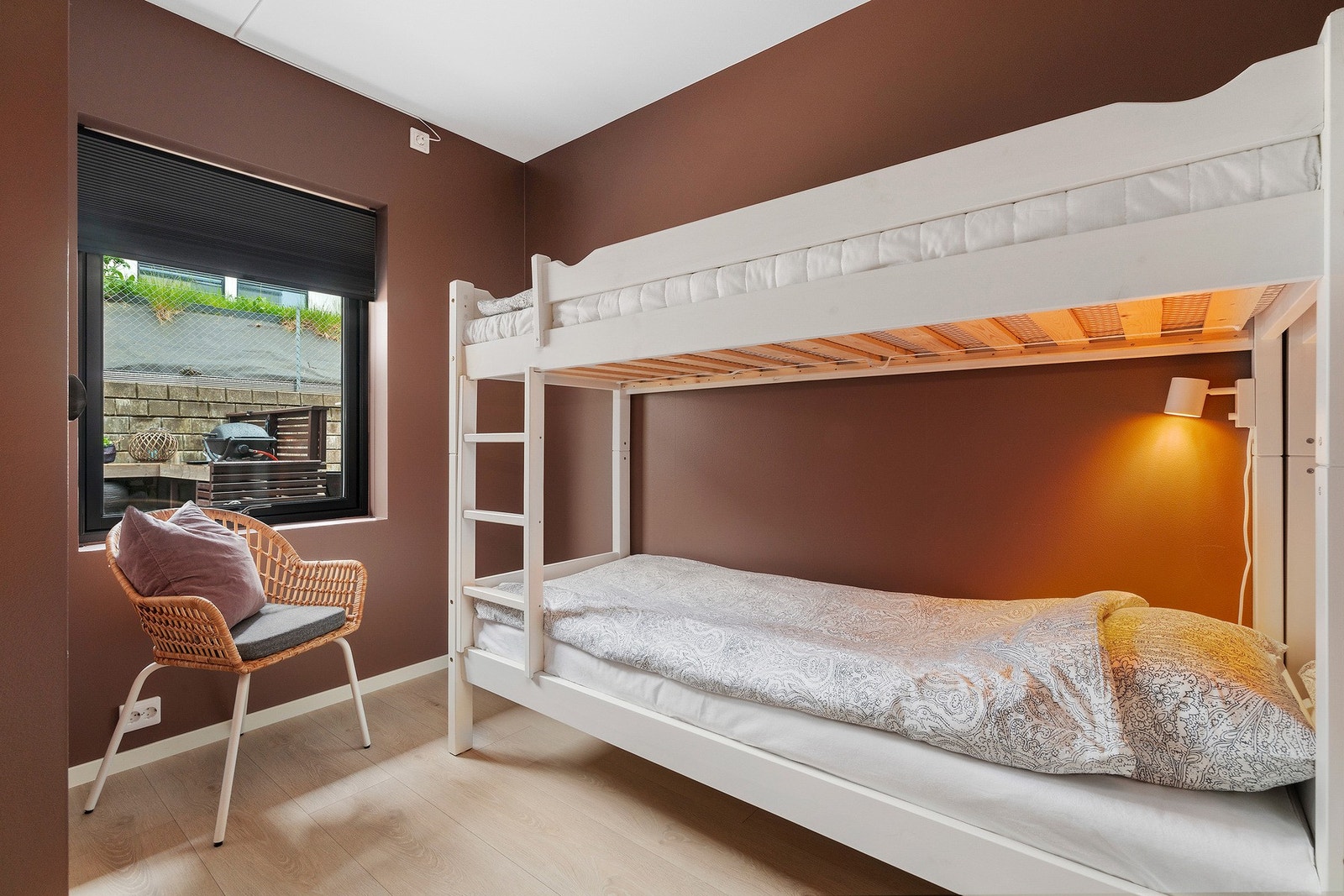 Soverom 2 passer perfekt som gjesterom/barnerom/kontor. Det er lystette plisségardiner på begge soverom. Galleribilde