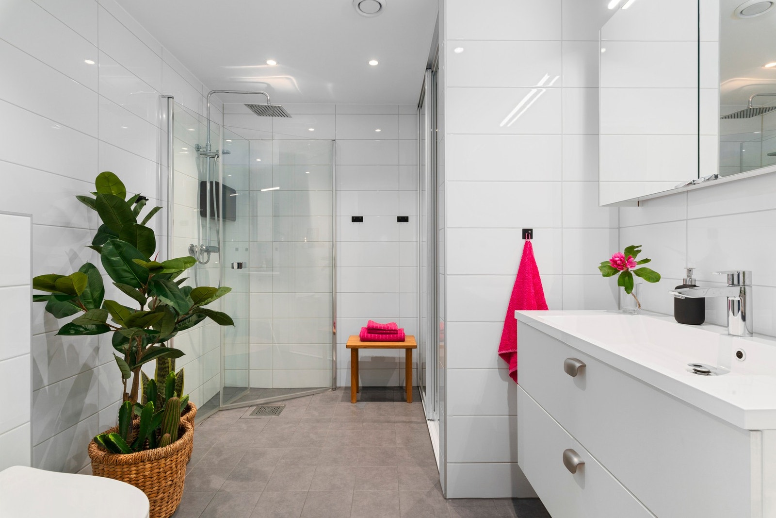 Flislagt bad med dusjhjørne. Galleribilde