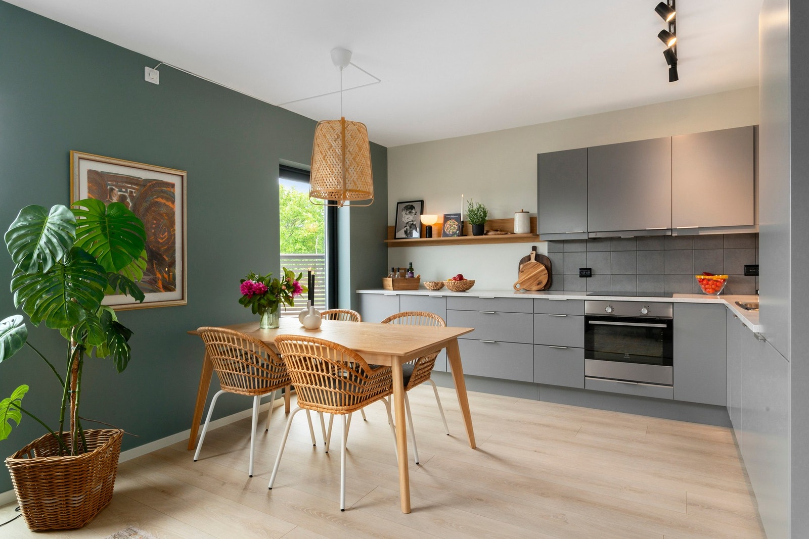 I 2022 ble kjøkkenet utvidet, og det byr nå på rikelig med skap- og benkeplass. Galleribilde