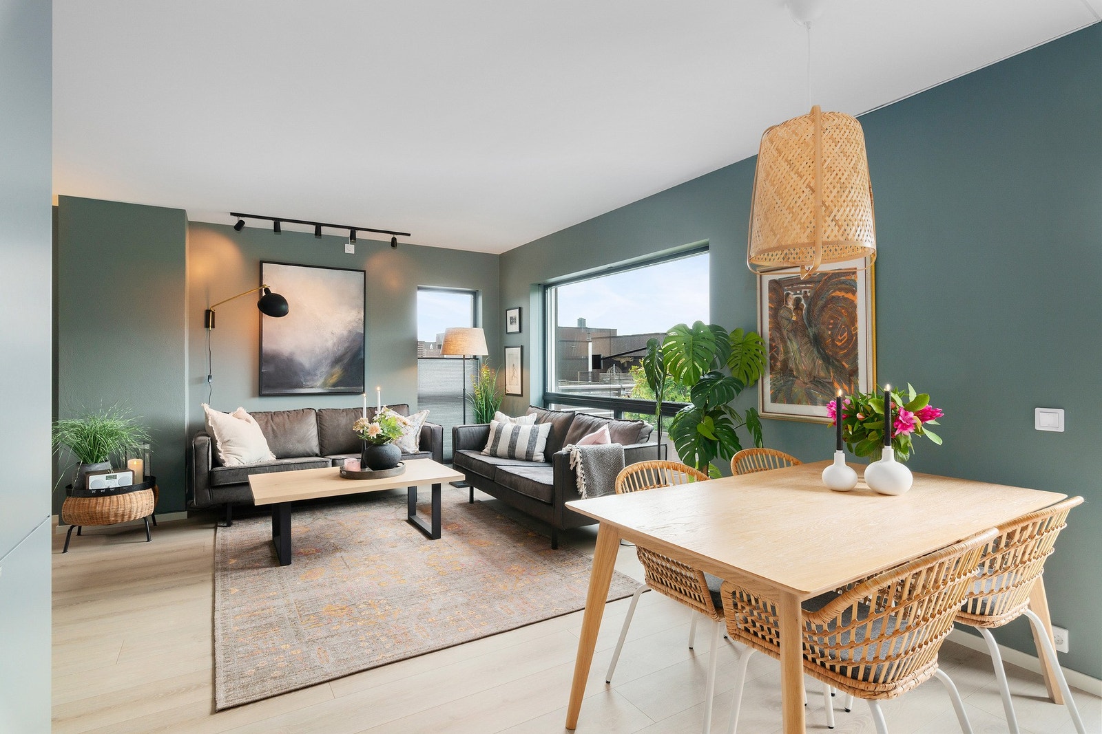 Spisestue kan perfekt plasseres mellom stue og kjøkken. Galleribilde